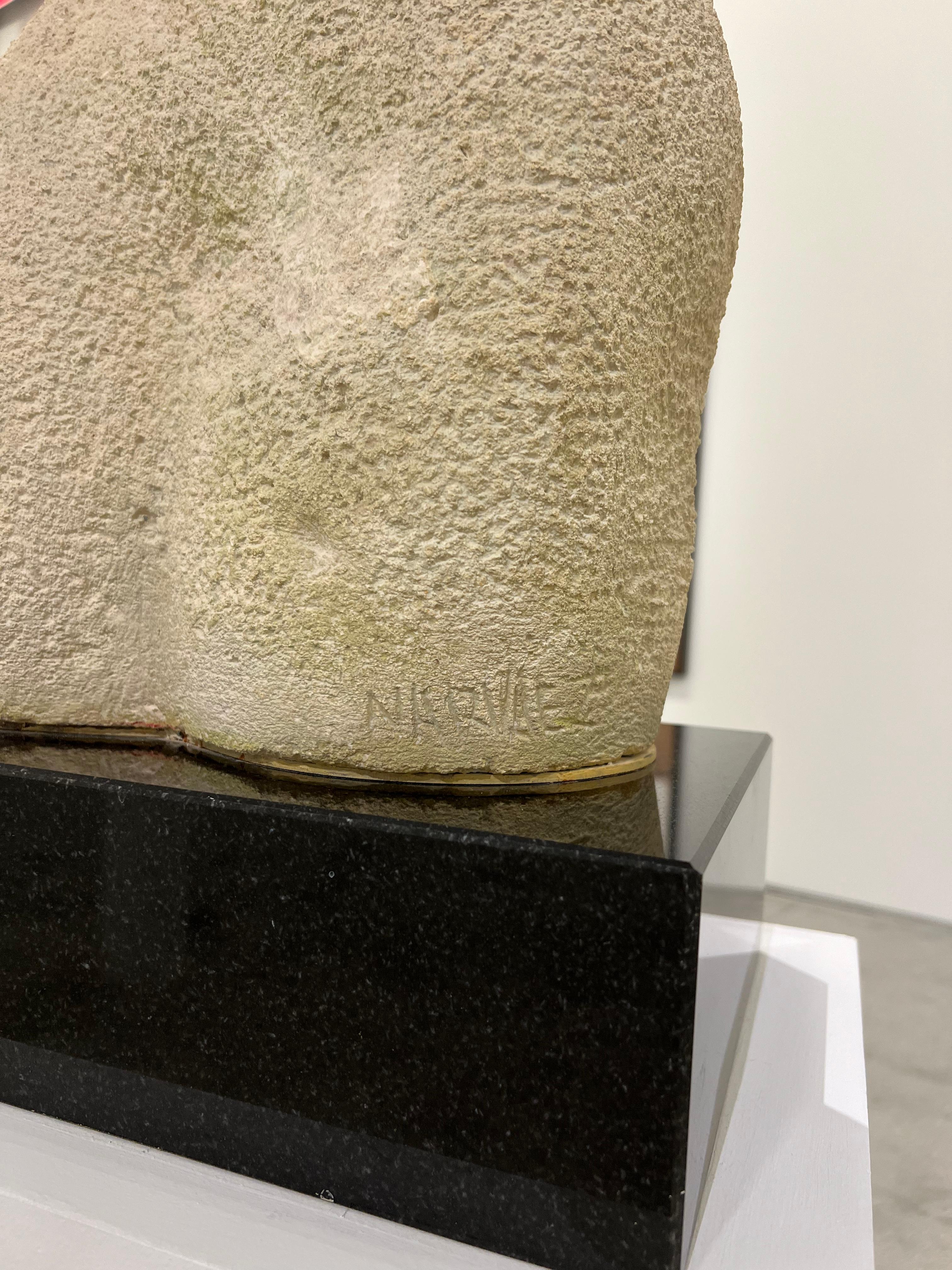 Si tratta di un'opera d'arte realizzata al 100% a mano in piedra 