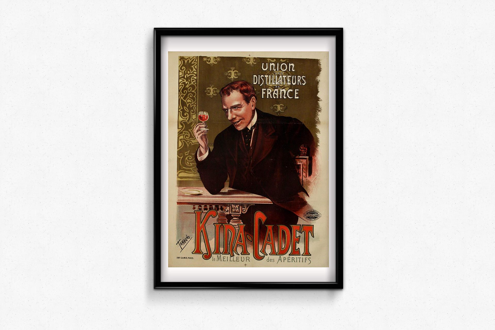 Cette affiche publicitaire originale, rare et de grande collection, datant d'environ 1900, a été créée par le prolifique affichiste italo-français Tamagno pour Kina-Cadet, un apéritif produit par l'Union des Distillateurs de France.

L'affiche