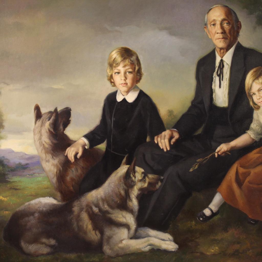 Großes spanisches Gemälde von 1972. Kunstwerk in Öl auf Leinwand, das ein Familienporträt mit Hunden zeigt, von ausgezeichneter malerischer Qualität. Fabulous Holz und Gips-Rahmen, geschnitzt und vergoldet (Bronze Farbton) der schönen Dekoration.