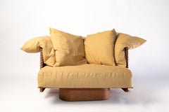 Sillón Francisco de madera maciza brasileña con cojines de lino by +55design