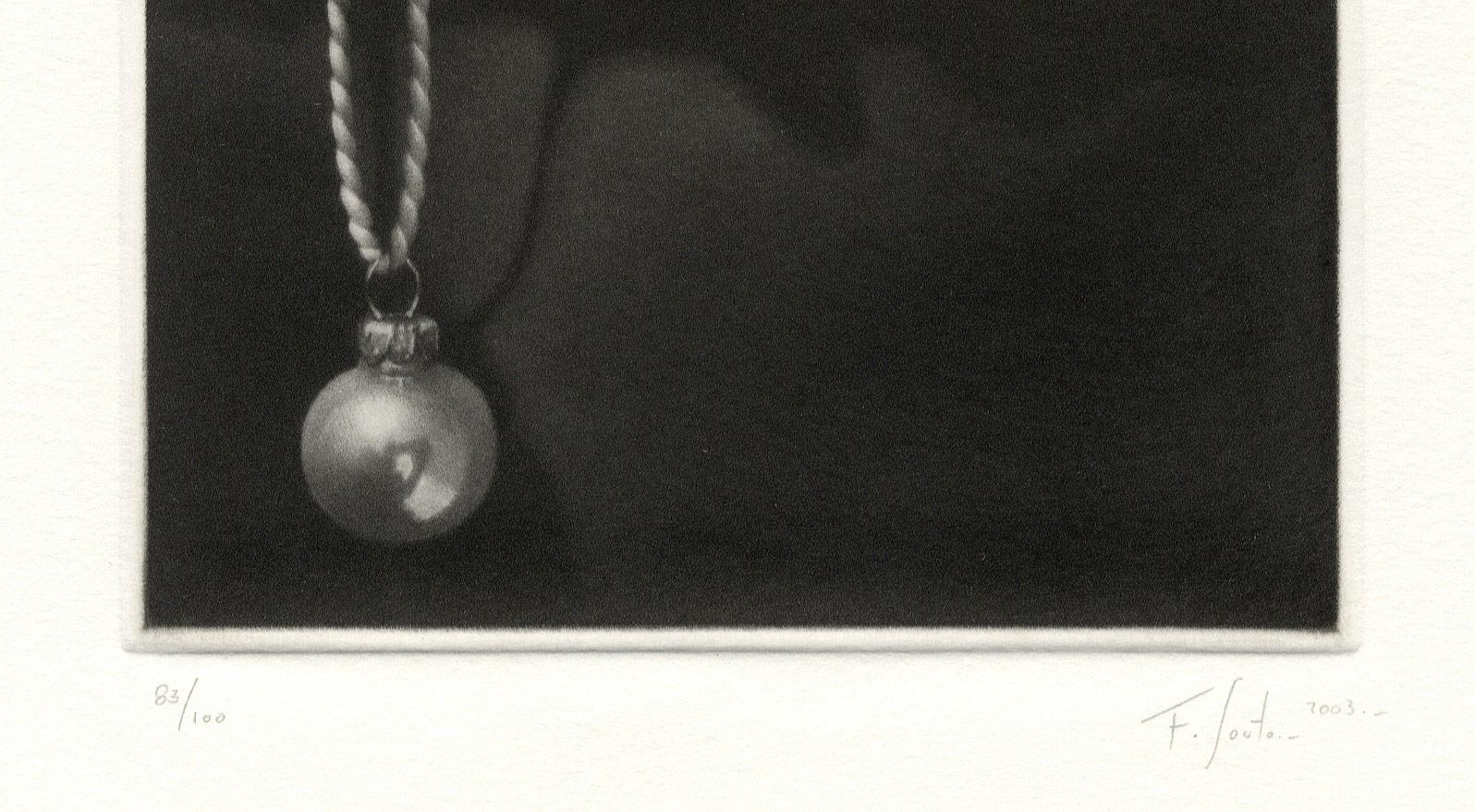 Bambalina (Außergewöhnliche Ornamente, Dekorationen nur ein Hintergrund für eine wahre Weihnachtsgeschichte) (Amerikanische Moderne), Print, von Francisco Souto