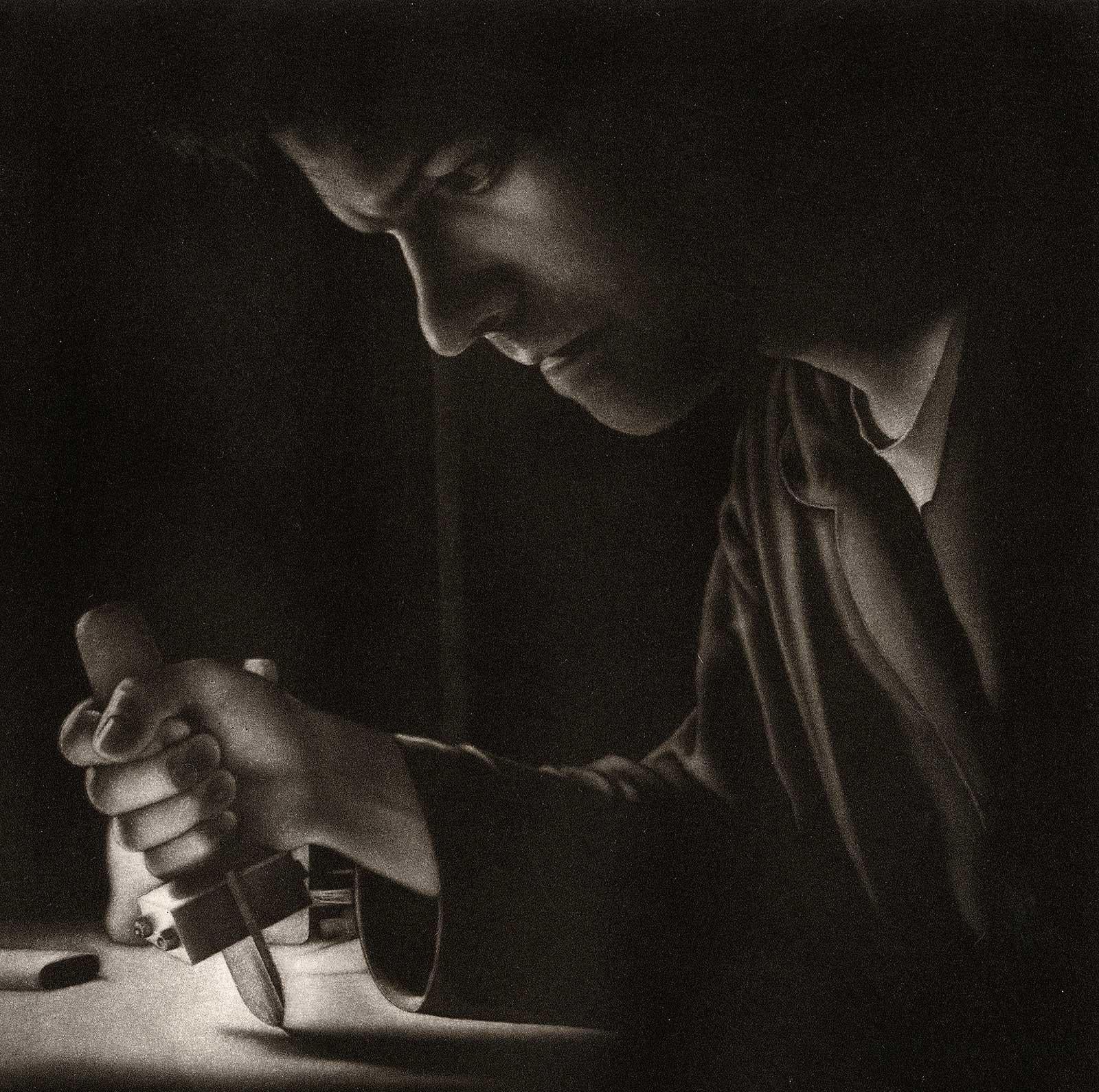 Settling II Homage to the Mezzotint (autoportrait de l'artiste avec ses outils) - Print de Francisco Souto