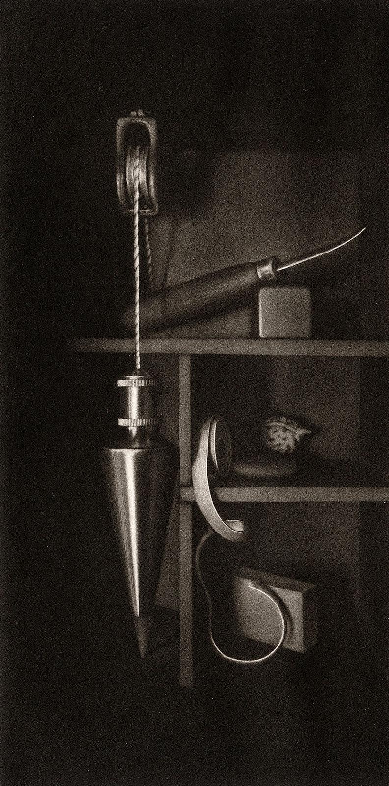 Settling II Homage to the Mezzotint (autoportrait de l'artiste avec ses outils) - Modernisme américain Print par Francisco Souto