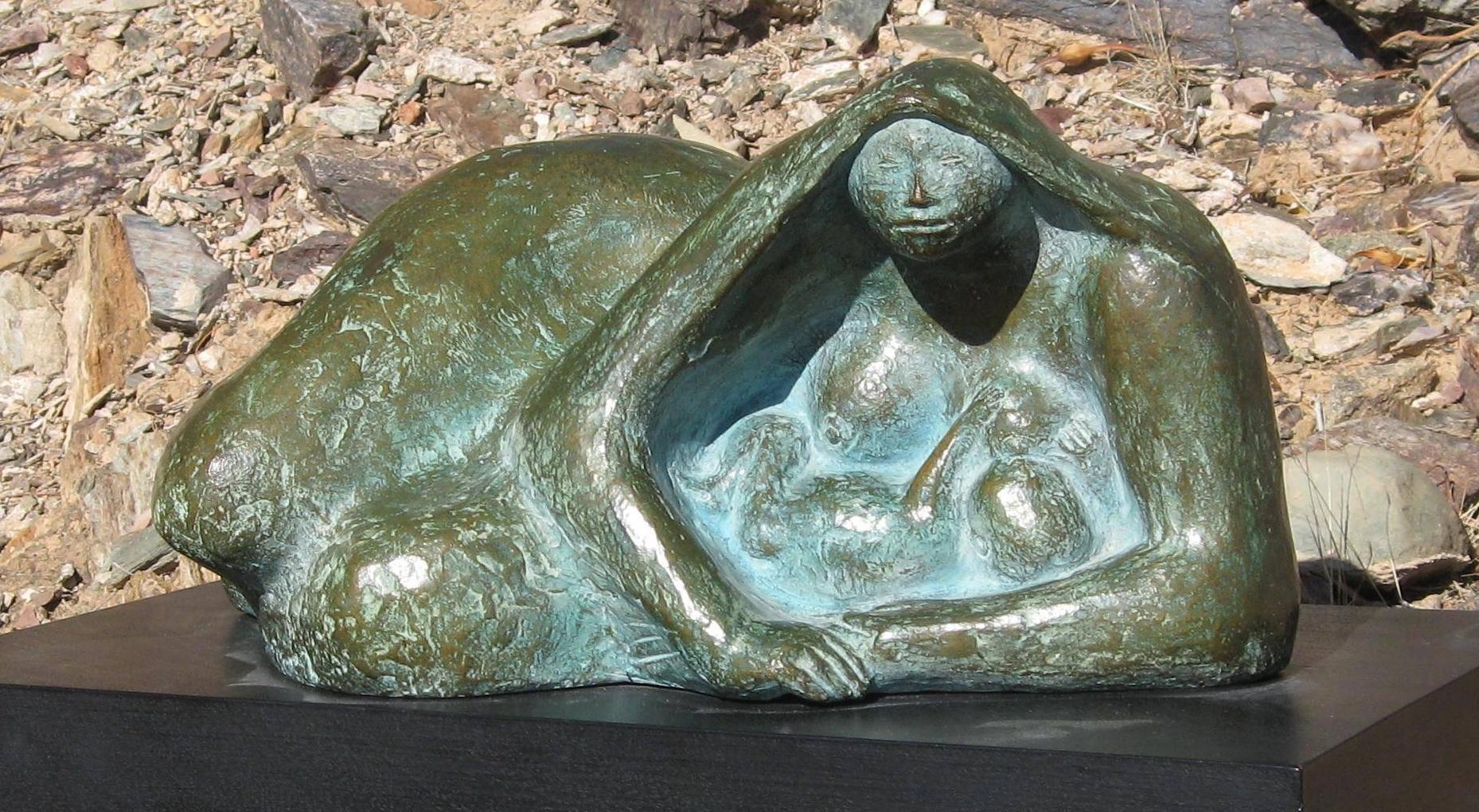 Francisco Zuniga Escultura de bronce, 1964, Madre reclinada con chal - Sculpture Moderno de Francisco Zúñiga