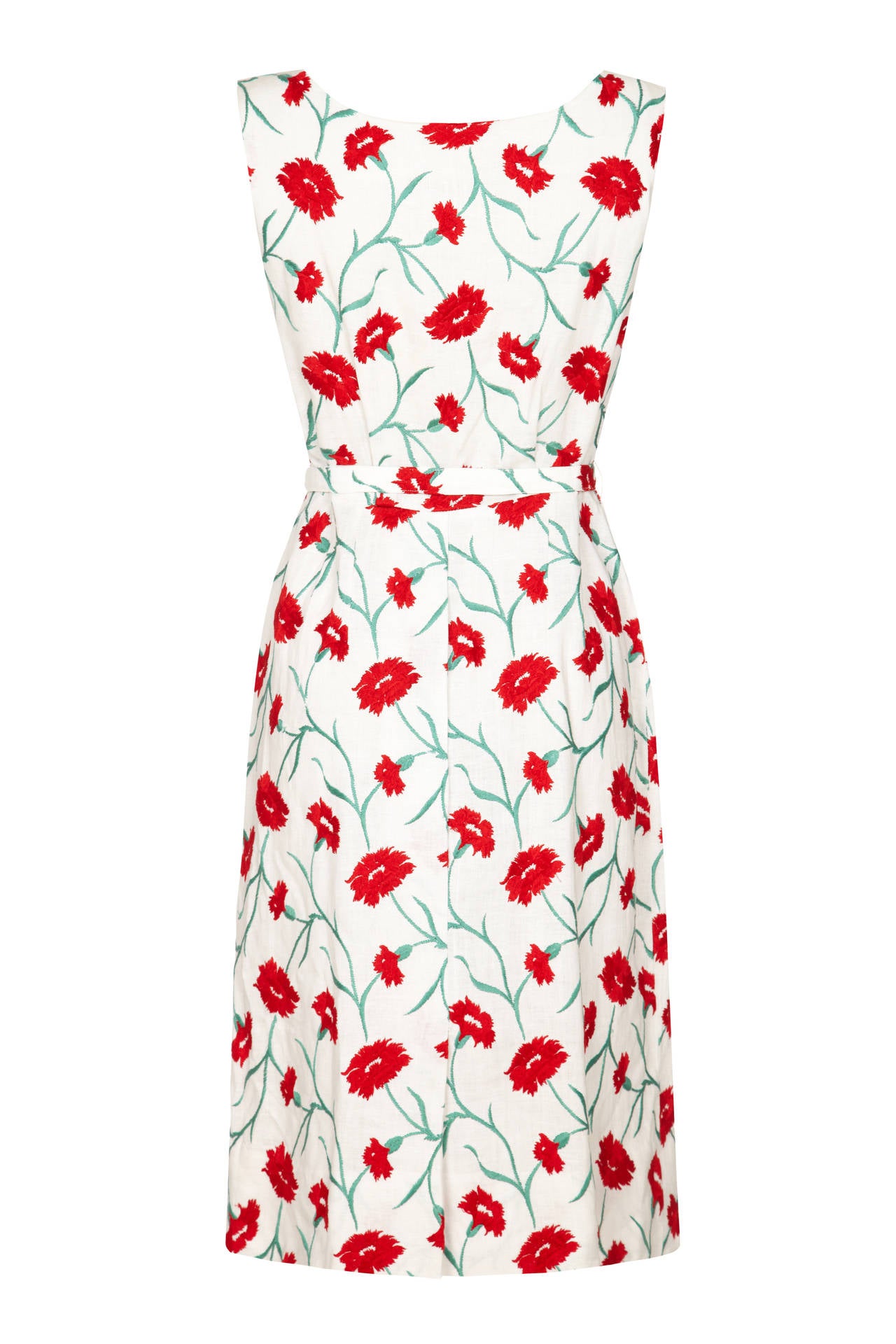 This beautiful 1960s white linen sleeveless shift dress with bold red and green floral embroidery is by Francise Of Nassau and features original matching belt, scoop neckline and tailored bodice with princess seams. The surface patterns skilfully