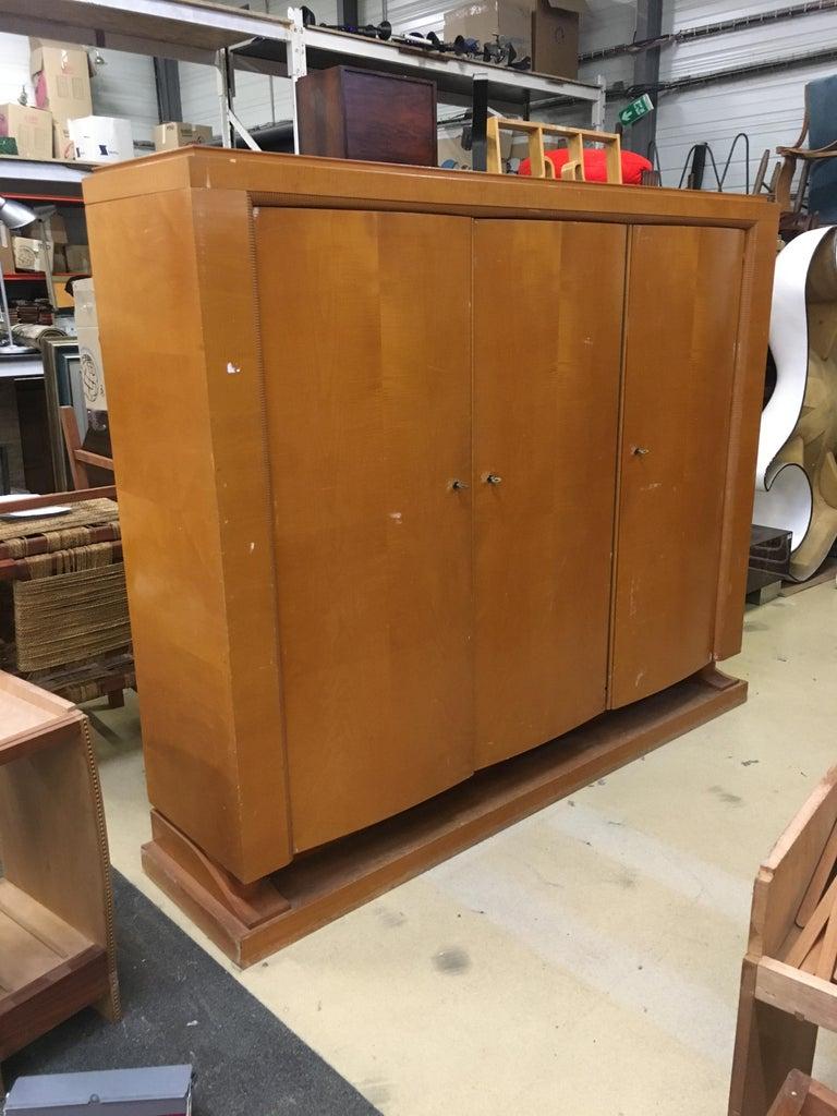 Français Francisque Chaleyssin Cabinet Art Déco en placage de sycomore, vers 1940 en vente