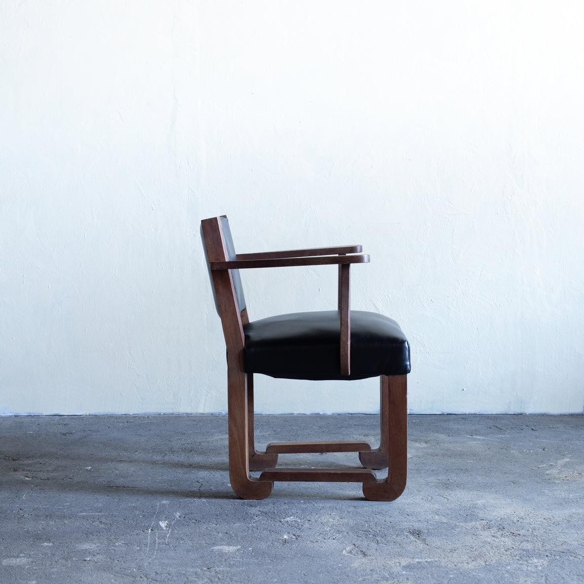 Skulpturaler Art Déco-Stuhl mit Armlehne, entworfen von dem französischen Designer Francisque Chaleyssin.
Struktur aus massivem Ruderholz, Sitz und Rückenlehne sind mit schwarzem Leder gepolstert.