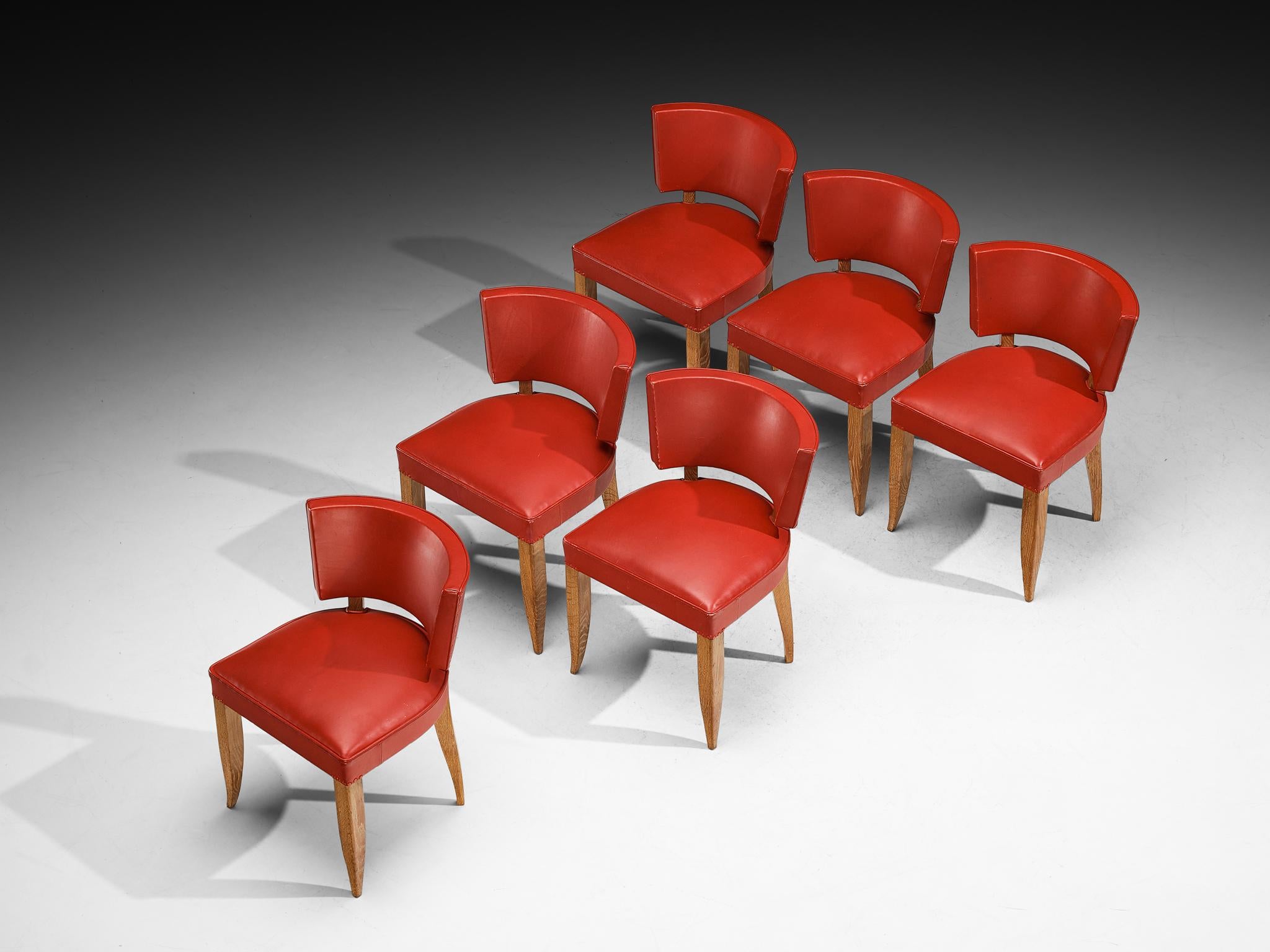 Francisque Chaleyssin, Satz von sechs Esszimmerstühlen, Eiche gebrannt, Kunstleder, Frankreich, Ende 1940er Jahre 

Francisque Chaleyssin (1872-1951) war ein bekannter ébéniste und Décorateur in Lyon, der in der Zwischenkriegszeit und der