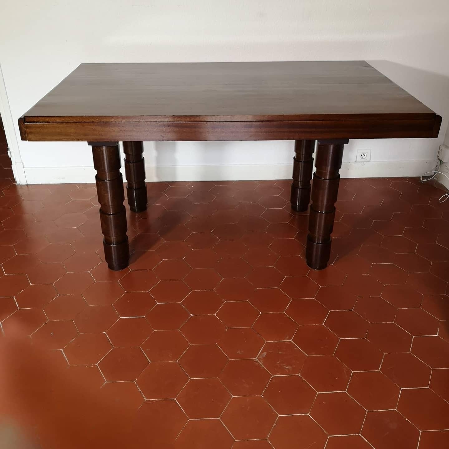 Laissez-vous transporter dans l'ère glamour de l'Art déco avec cette magnifique table en acajou, inspirée par le style inimitable de l'artisan Francisque Chaleyssin. Ce centre de table incarne l'élégance et le raffinement caractéristiques de