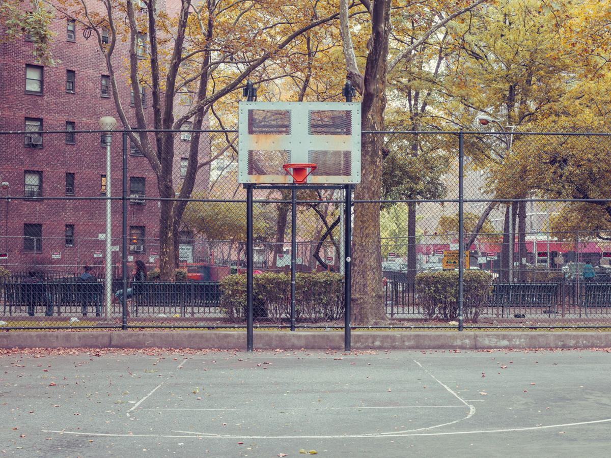 Color Photograph Franck Bohbot - This Game We Play #14, New York - Terrain de basket-ball New York City Landscape Urban