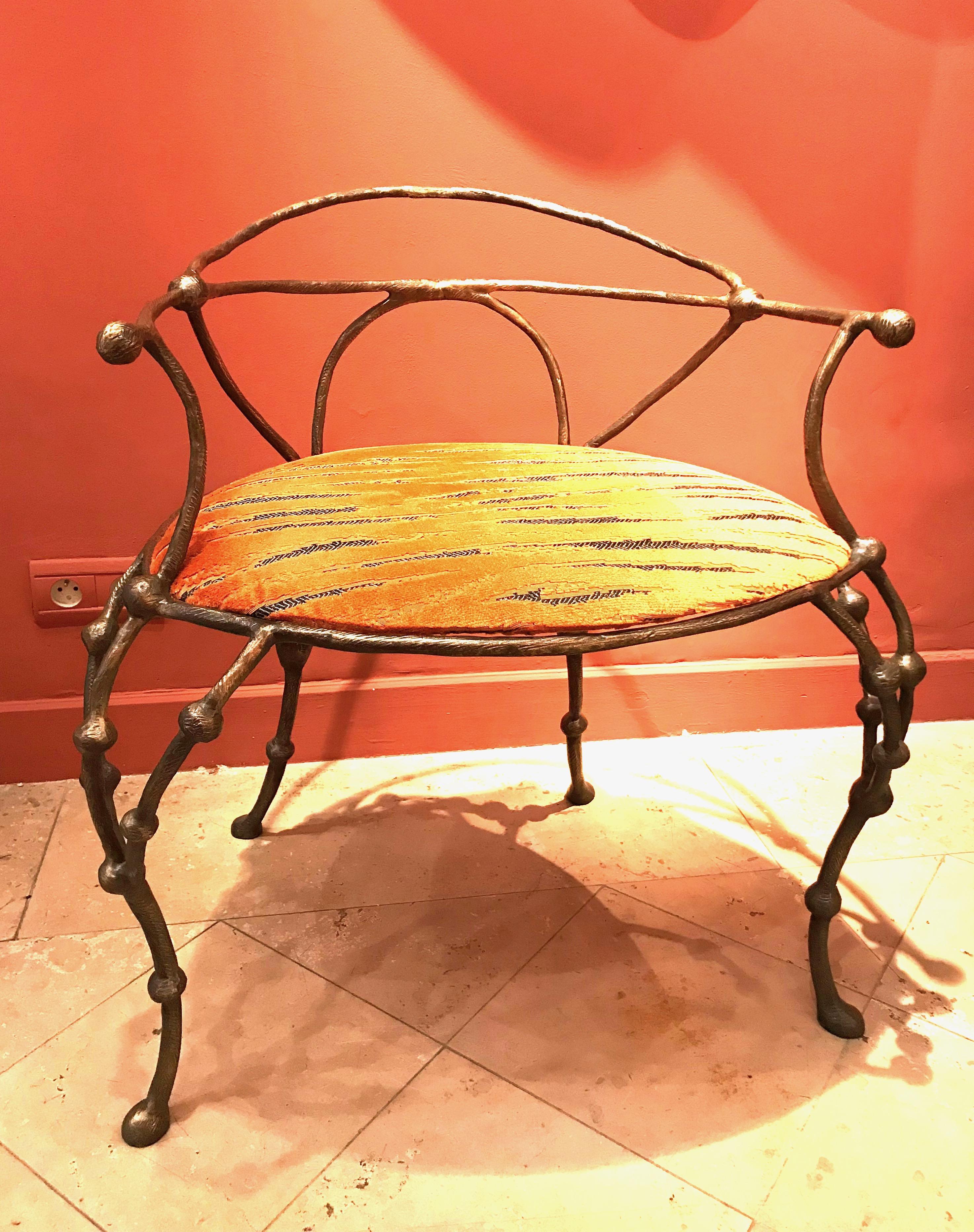 Franck Evennou 2009, Paar Sessel aus Bronze, 2 aus einer Auflage von 8.
Maße: 75 cm H, 56 cm L, 45 cm P
Datiert und unterschrieben

Franck Evennou verwendet die Bronze wie ein Dichter die Worte. Er verwendet die Sprache der Materie, um eine