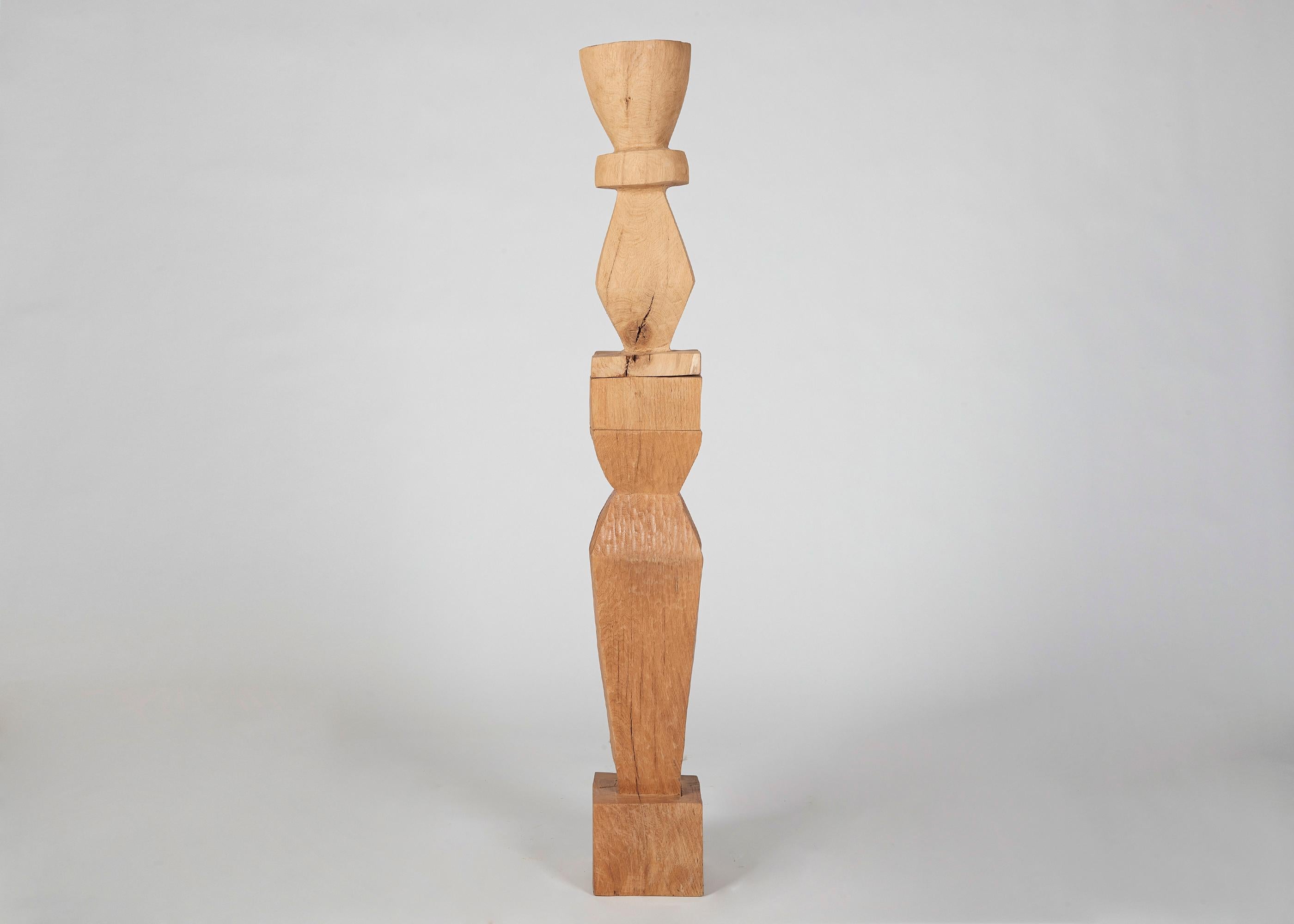 The totems of the French sculptor Franck Evennou possess a playful quality that counterbalances the traditional solemnity of the form. With their rough, splitting surface, they are not merely true in spirit to the wood from which they are carved,