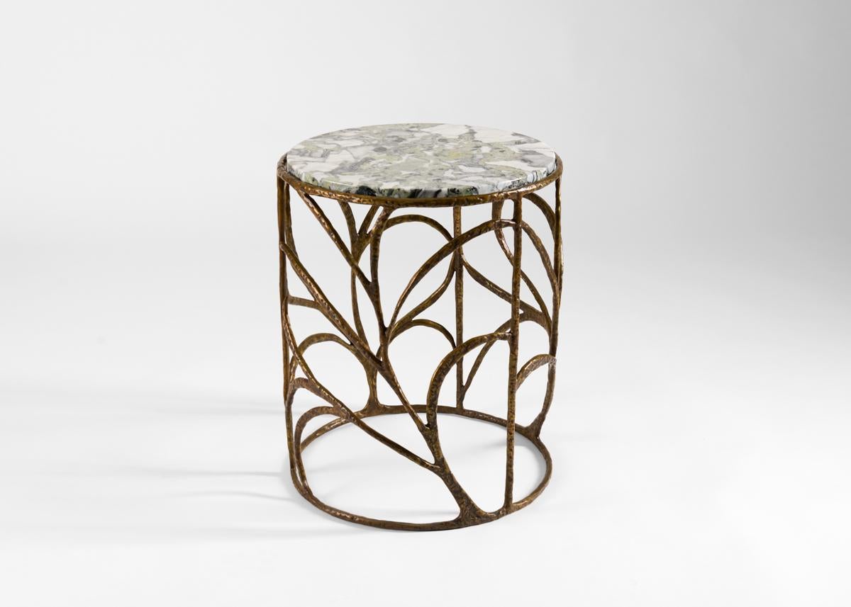 Franck Evennou possède un langage poétique inspiré par la nature, et par tous les sujets qui portent les résidus de leur passé. Ses œuvres, notamment en bronze, comme cette élégante table d'appoint, possèdent une puissante qualité nostalgique,