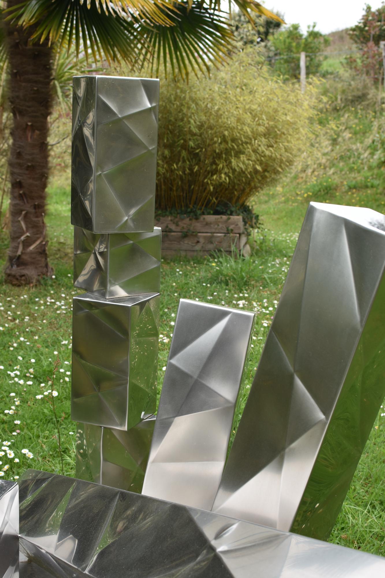 City von Franck K - Große Skulptur aus matt poliertem Edelstahl, Außenbereich, Metall im Angebot 3
