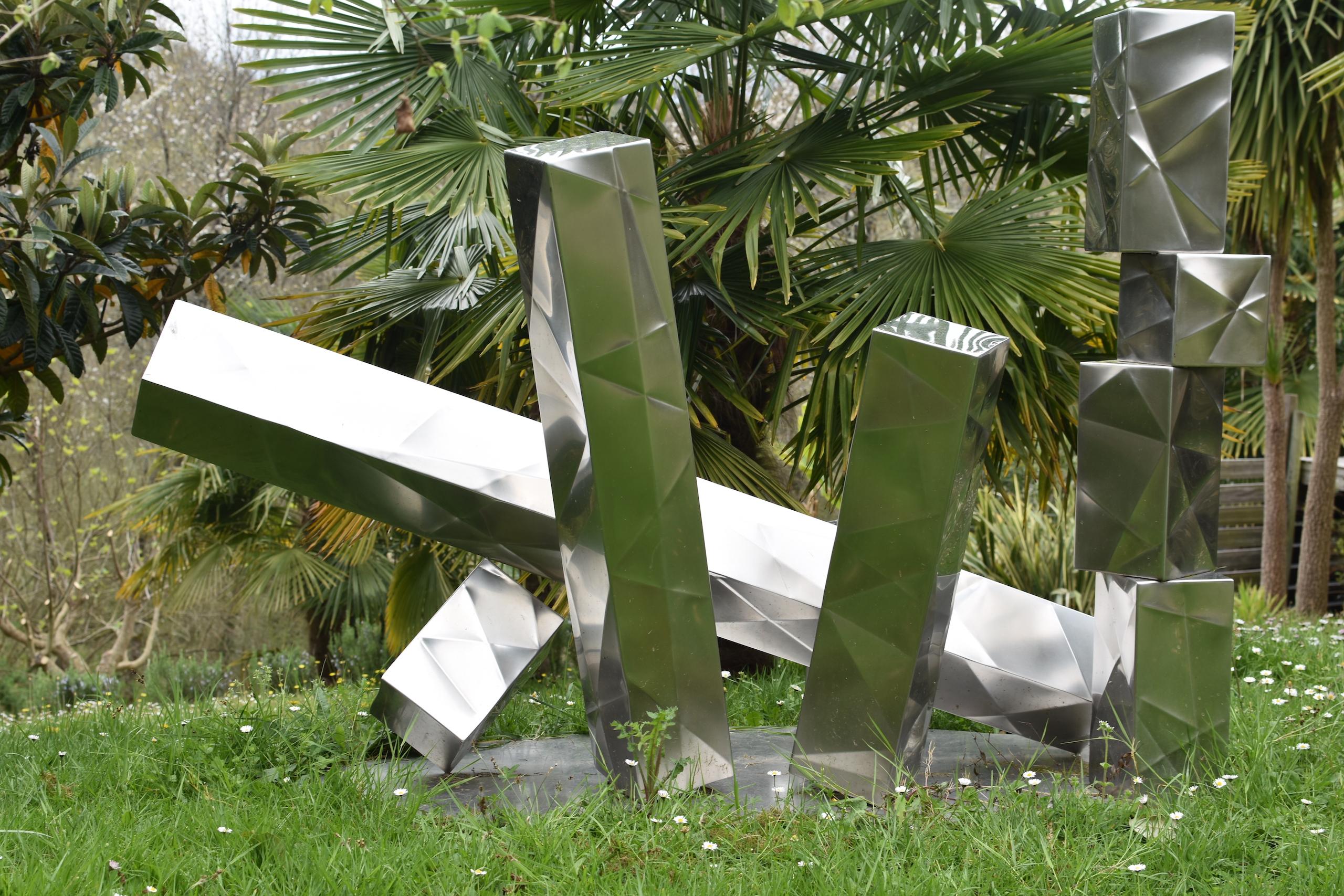 City von Franck K - Große Skulptur aus matt poliertem Edelstahl, Außenbereich, Metall im Angebot 5