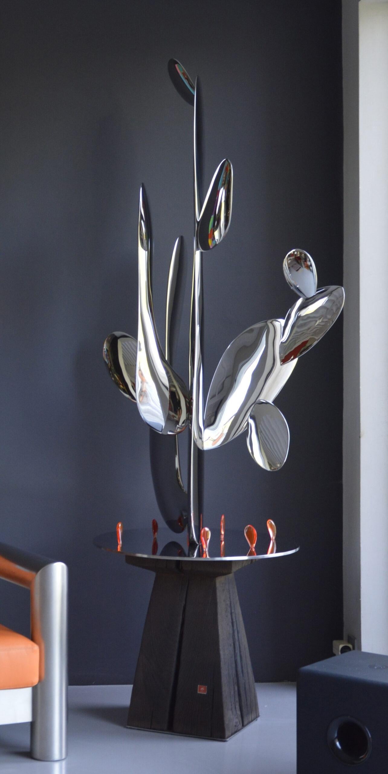 Kaktus est une sculpture unique en acier inoxydable poli miroir et en résine, avec un socle en bois de chêne brûlé, réalisée par l'artiste contemporain Franck K. Ses dimensions sont de 204 × 70 × 70 cm (80,3 × 27,6 × 27,6 in). 
La sculpture est