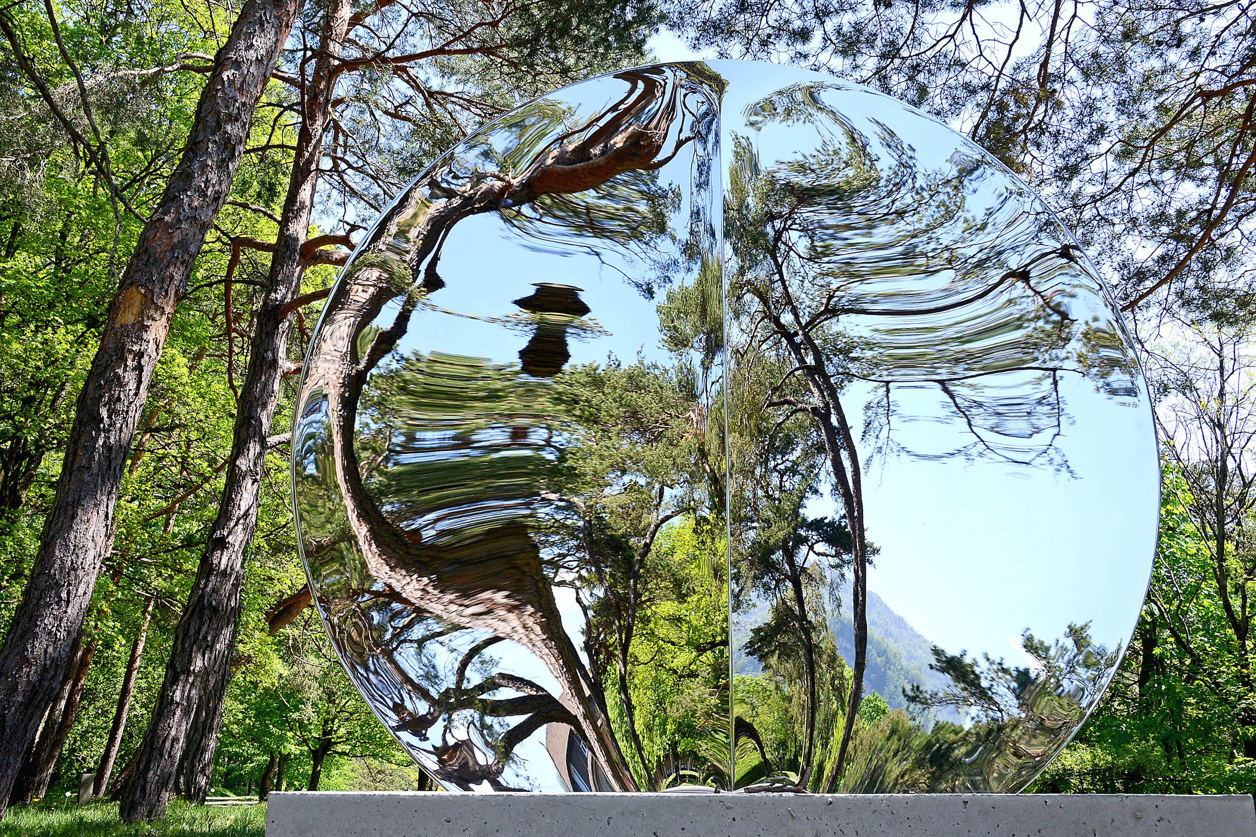 Mirror "with fold" 148 ist eine einzigartige Skulptur aus hochglanzpoliertem Edelstahl mit Betonsockel des zeitgenössischen Künstlers Franck K. Die Abmessungen betragen 168 × 148 × 60 cm (66,1 × 58,3 × 23,6 in). 
Die Skulptur ist signiert und wird