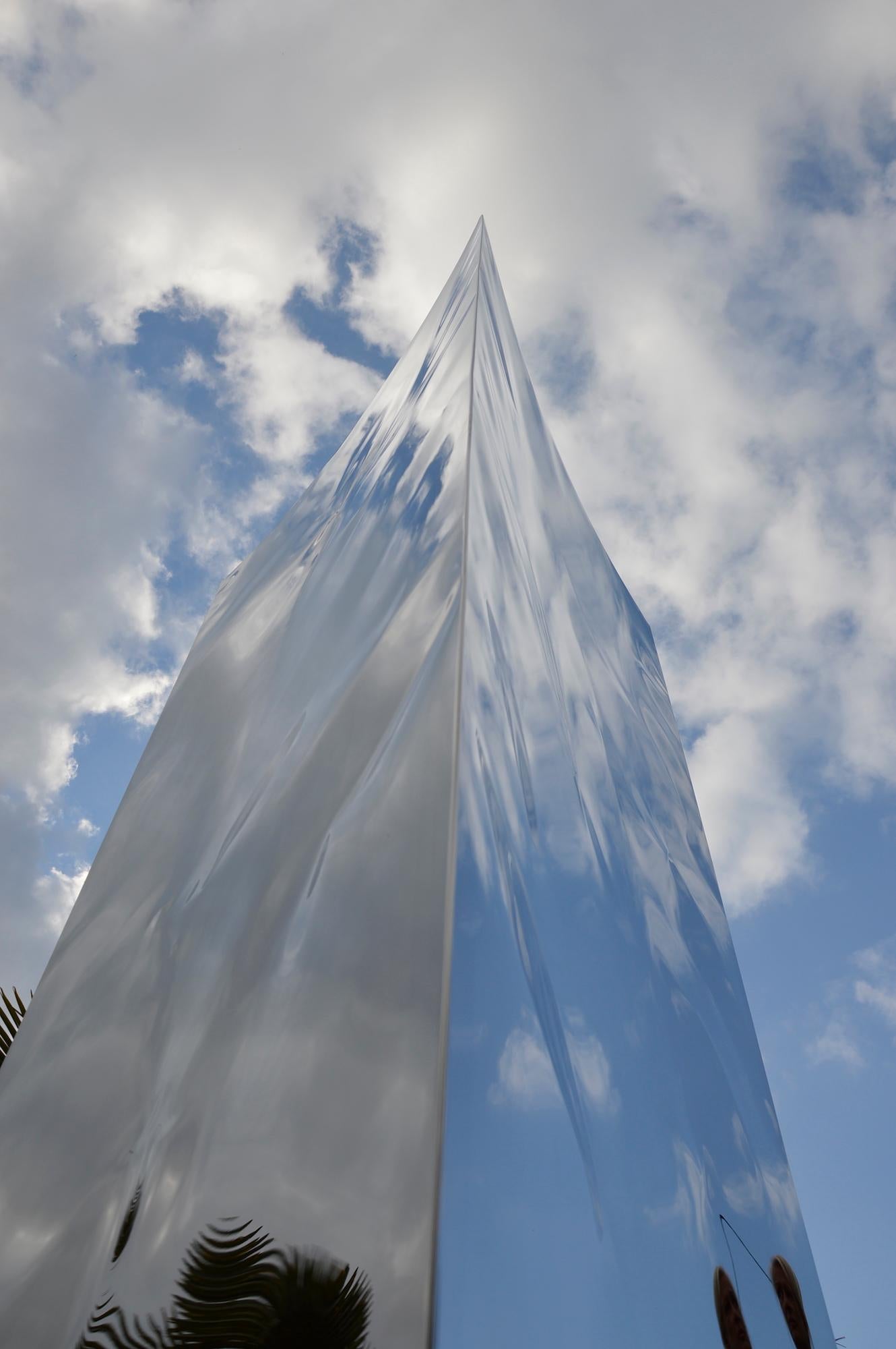 Monolith di Franck K - Grande scultura in acciaio inossidabile lucidato, da esterno, luminosa 2