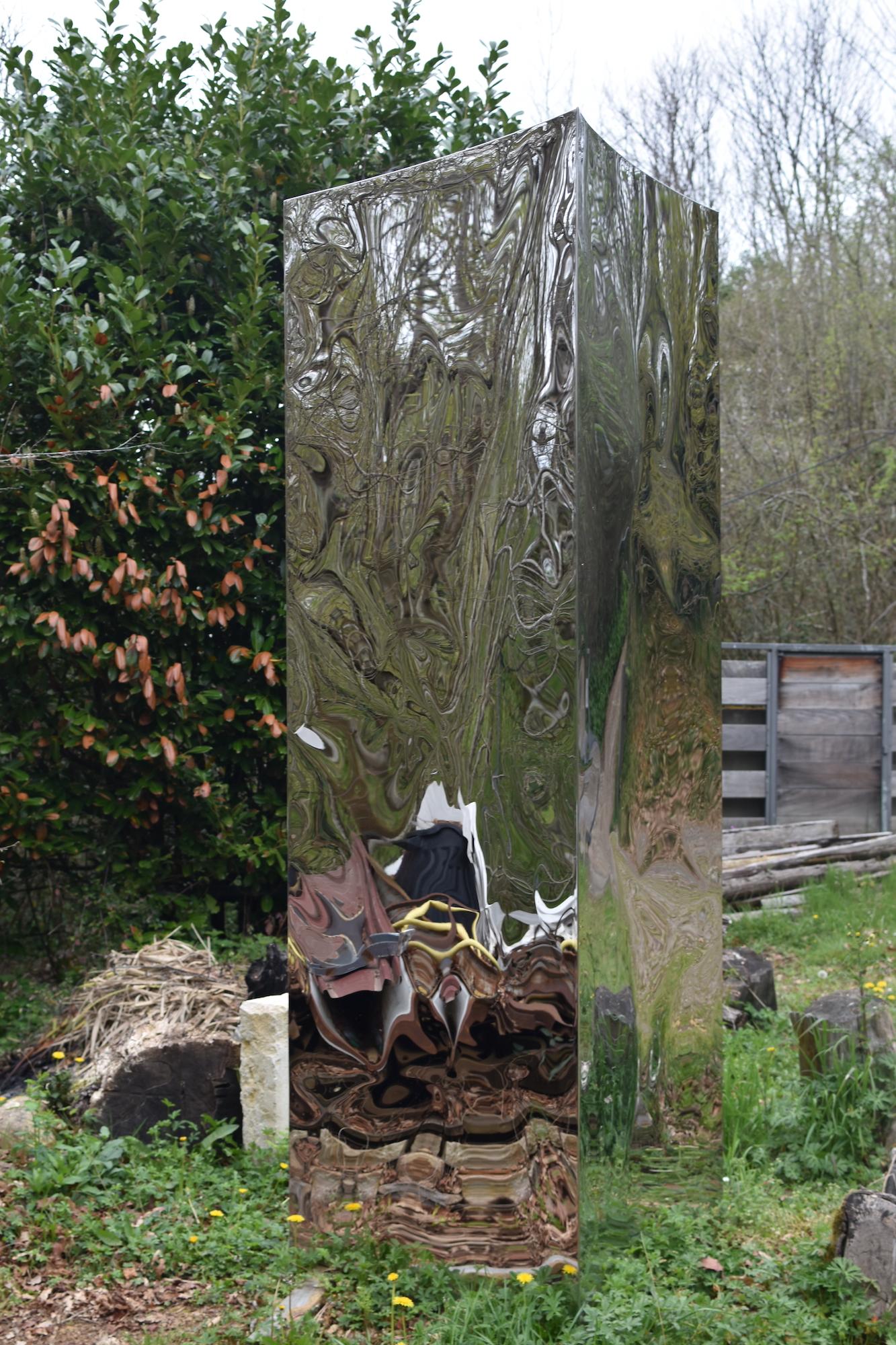Monolith di Franck K - Grande scultura in acciaio inossidabile, per esterni, riflessione in vendita 3