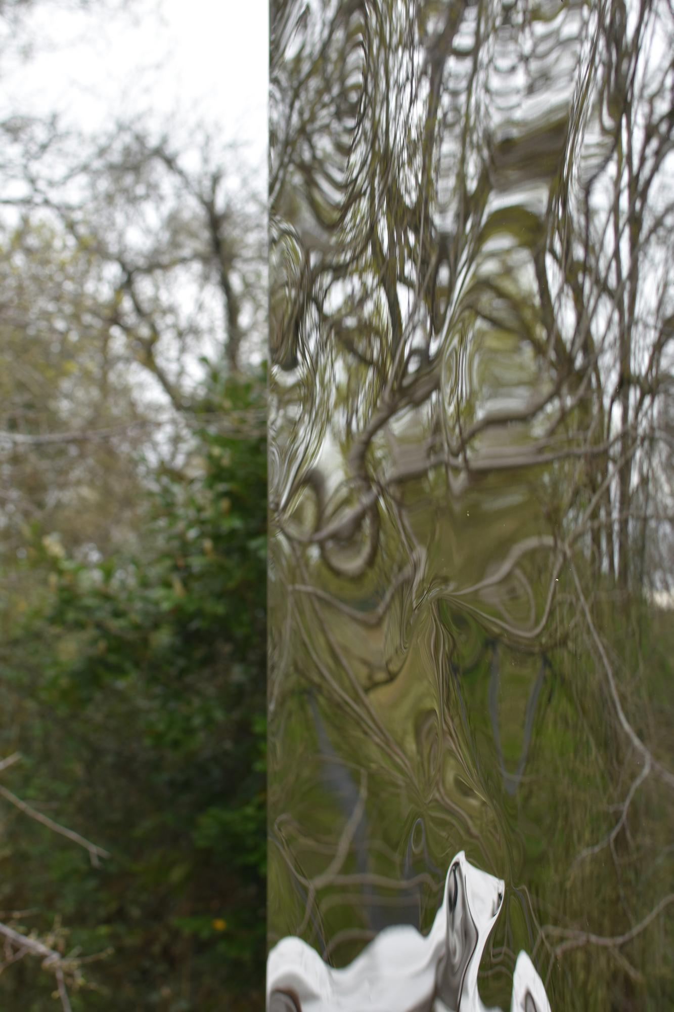 Monolith di Franck K - Grande scultura in acciaio inossidabile, per esterni, riflessione in vendita 4
