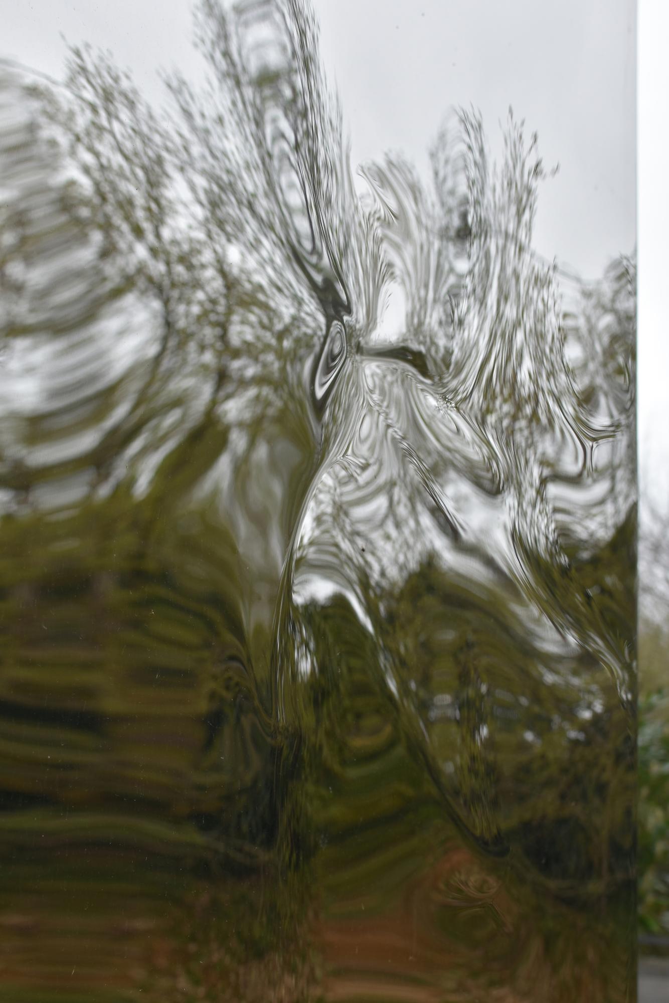 Monolith di Franck K - Grande scultura in acciaio inossidabile, per esterni, riflessione in vendita 5