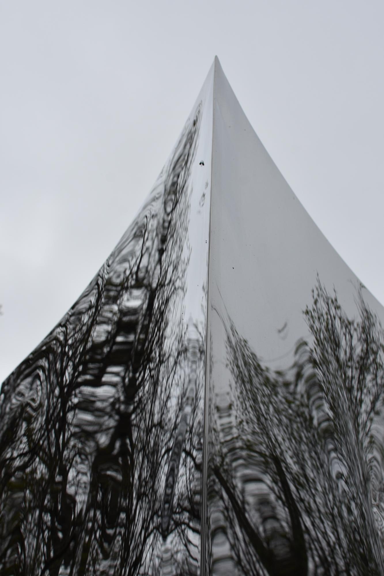 Monolith di Franck K - Grande scultura in acciaio inossidabile, per esterni, riflessione in vendita 6