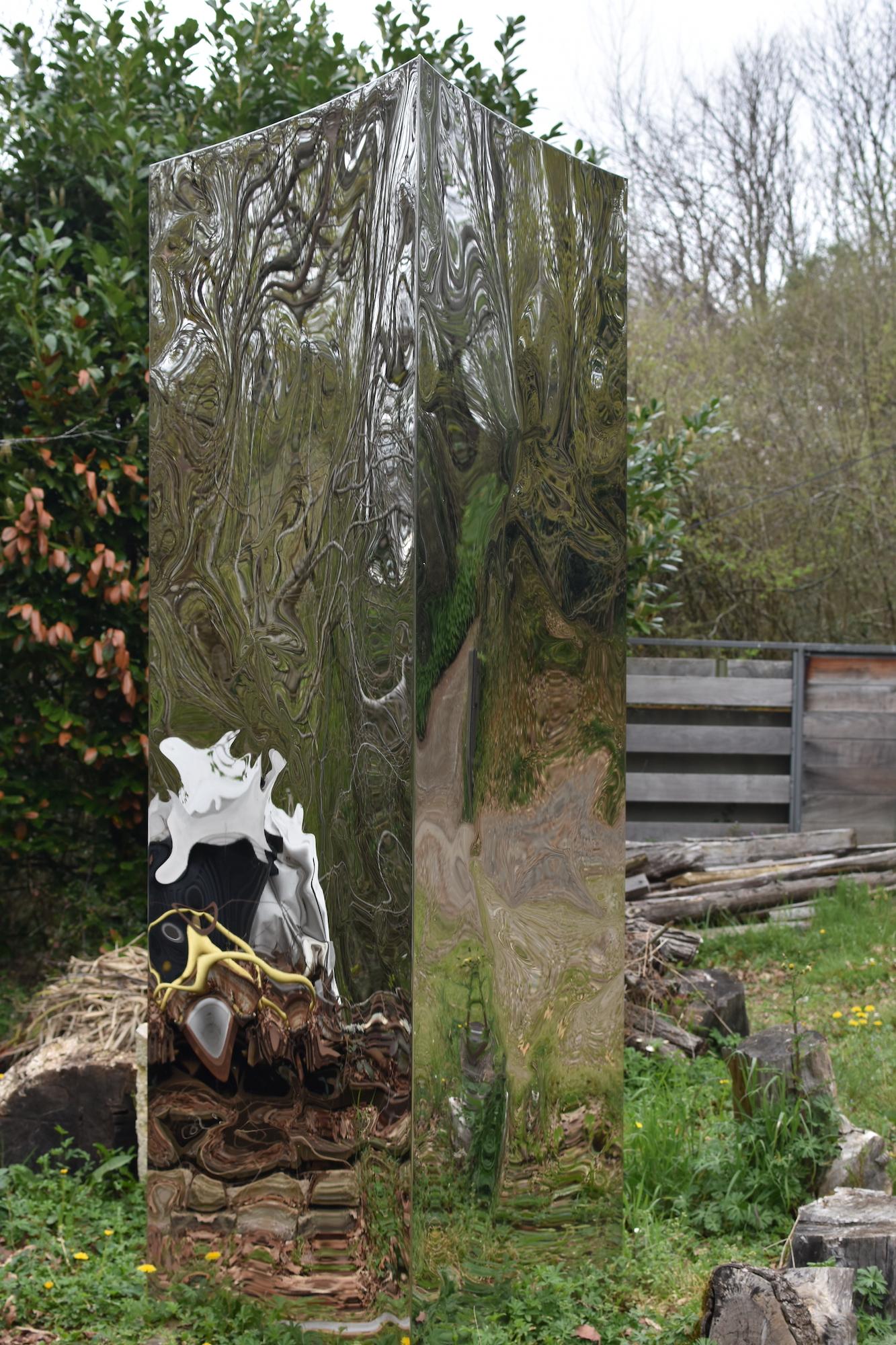 Monolith di Franck K - Grande scultura in acciaio inossidabile, per esterni, riflessione in vendita 7