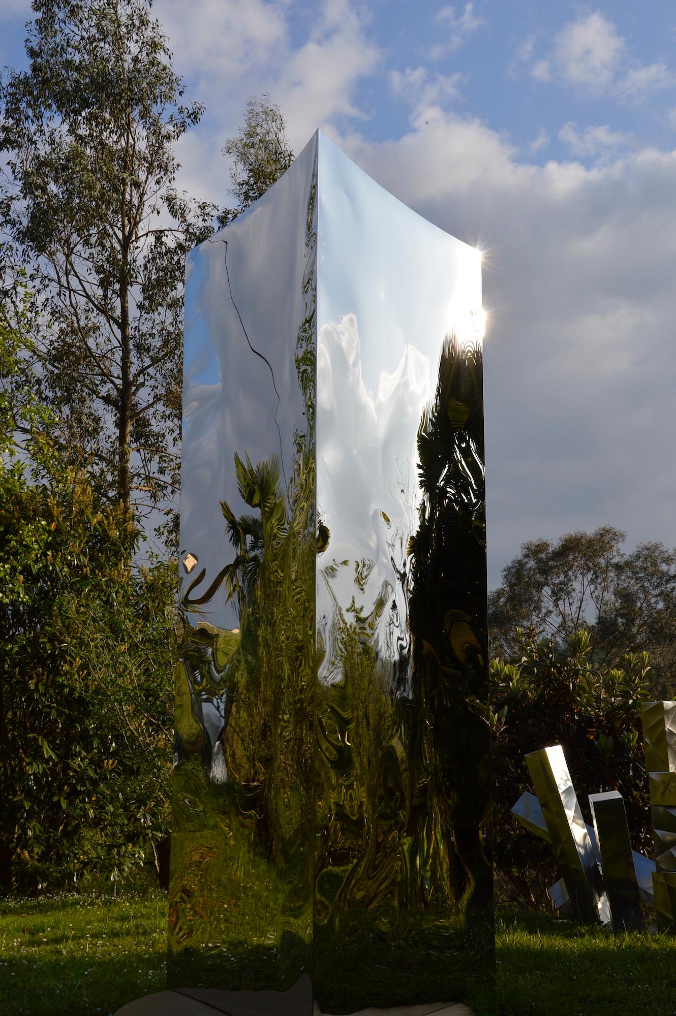Monolith di Franck K - Grande scultura in acciaio inossidabile, per esterni, riflessione