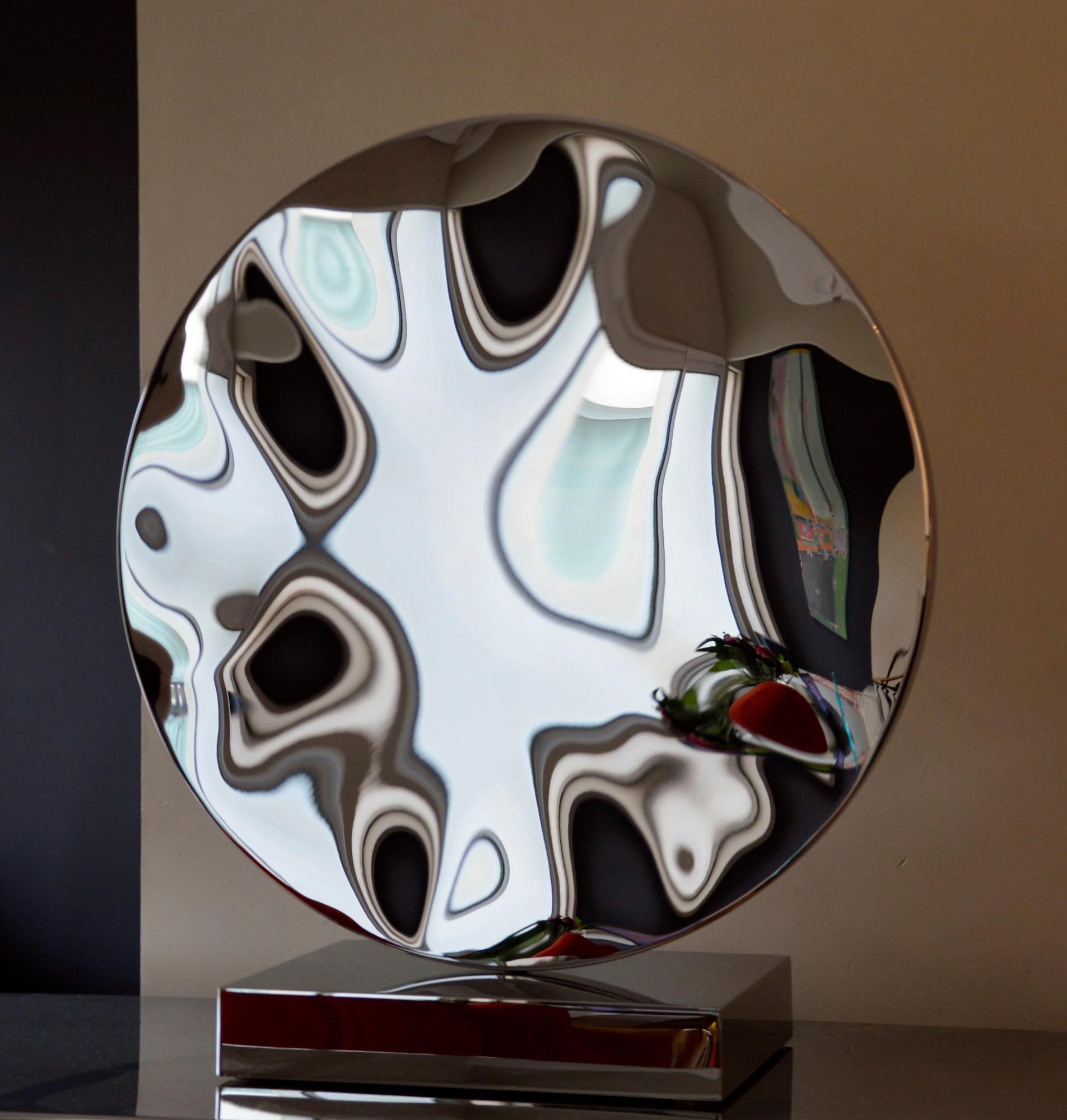 "Shattered" mirror I ist eine einzigartige Skulptur aus hochglanzpoliertem Edelstahl mit Sockel des zeitgenössischen Künstlers Franck K. Die Abmessungen betragen 69,5 × 63 × 23 cm (27,4 × 24,8 × 9,1 in). 
Die Skulptur ist signiert und wird mit einem
