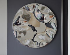 Miroir mural déformé I de Franck K - sculpture en acier inoxydable, reflet