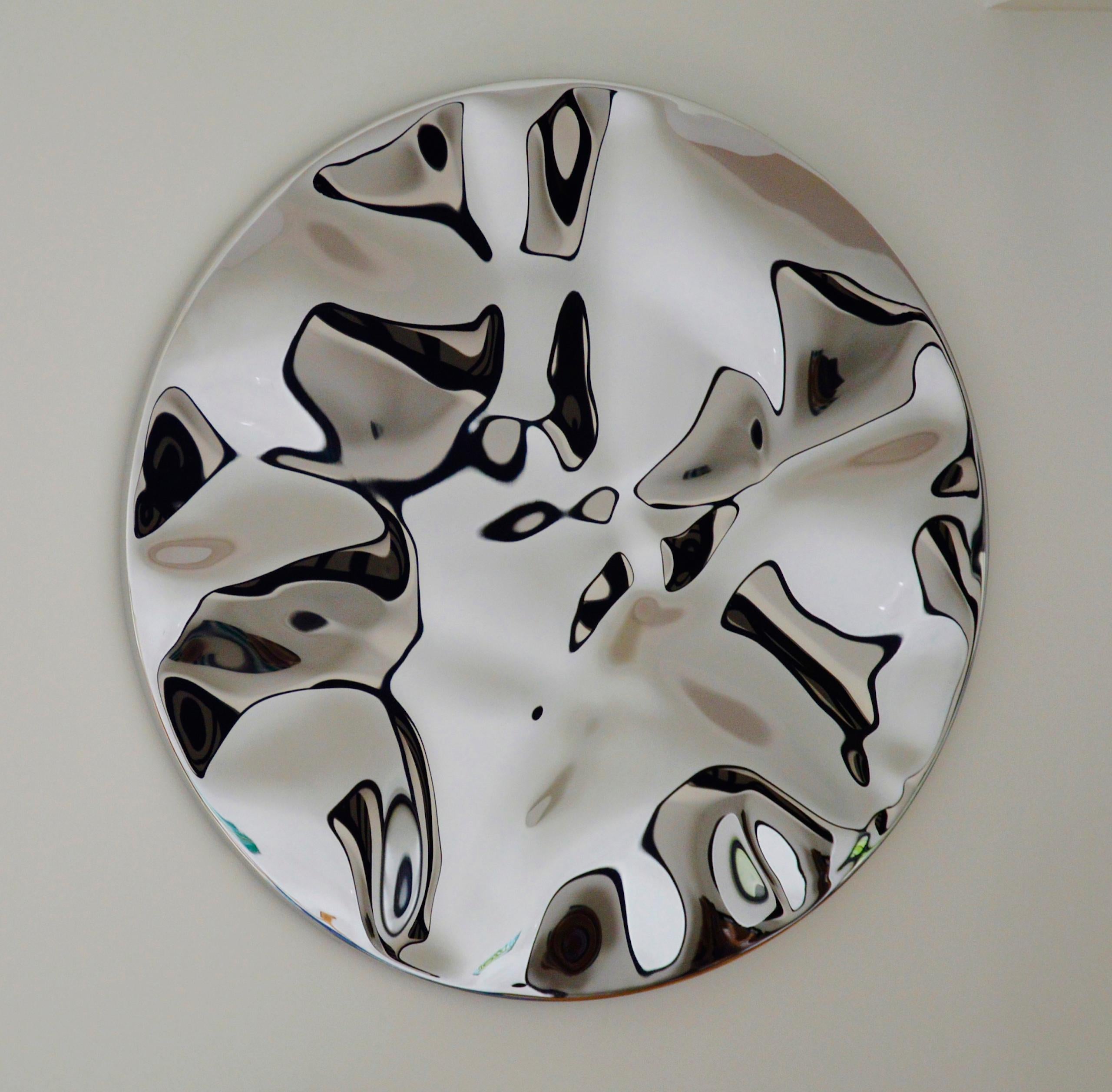Der Wandspiegel "Shattered" I ist eine einzigartige, spiegelpolierte Edelstahlskulptur des zeitgenössischen Künstlers Franck K. Die Abmessungen betragen 97 × 97 × 3 cm (38,2 × 38,2 × 1,2 Zoll). 
Die Skulptur ist signiert und wird mit einem