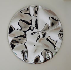 Miroir mural déformé I de Franck K - sculpture en acier inoxydable, reflet