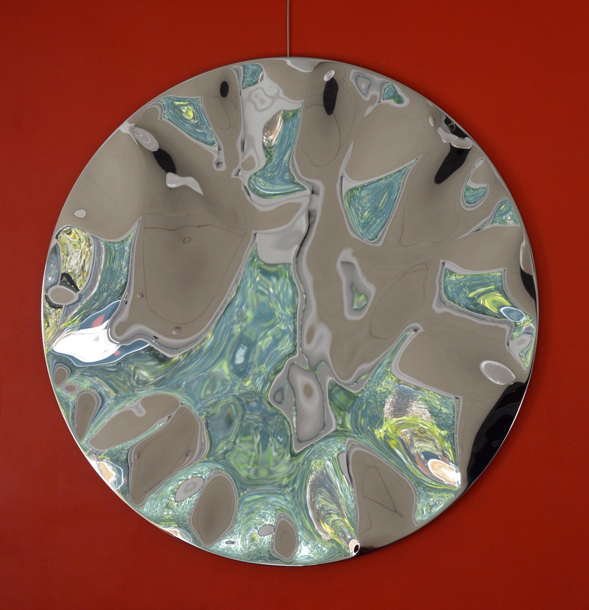 "Shattered" wall mirror II est une sculpture unique en acier inoxydable poli miroir de l'artiste contemporain Franck K, dont les dimensions sont de 125 × 125 × 3 cm (49,2 × 49,2 × 1,2 in). 
La sculpture est signée et accompagnée d'un certificat