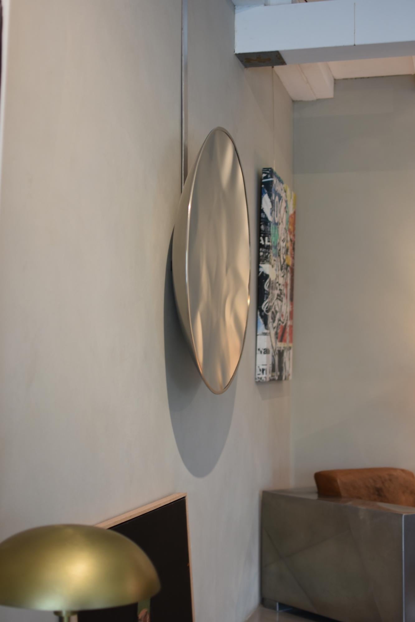 Miroir mural déformé III de Franck K - sculpture en acier inoxydable, reflet en vente 10