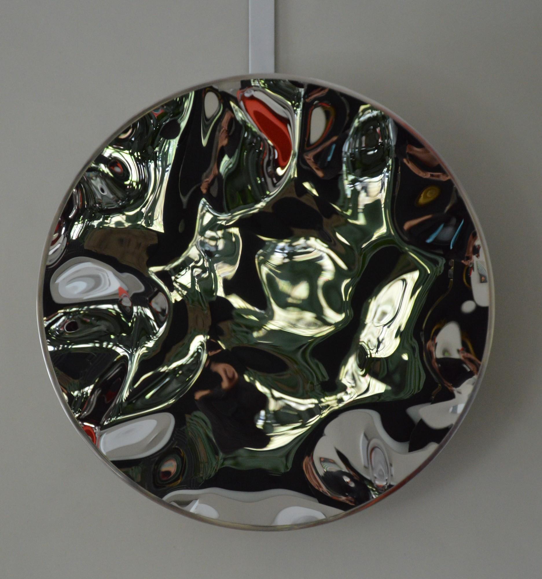 Miroir mural déformé III de Franck K - sculpture en acier inoxydable, reflet en vente 1