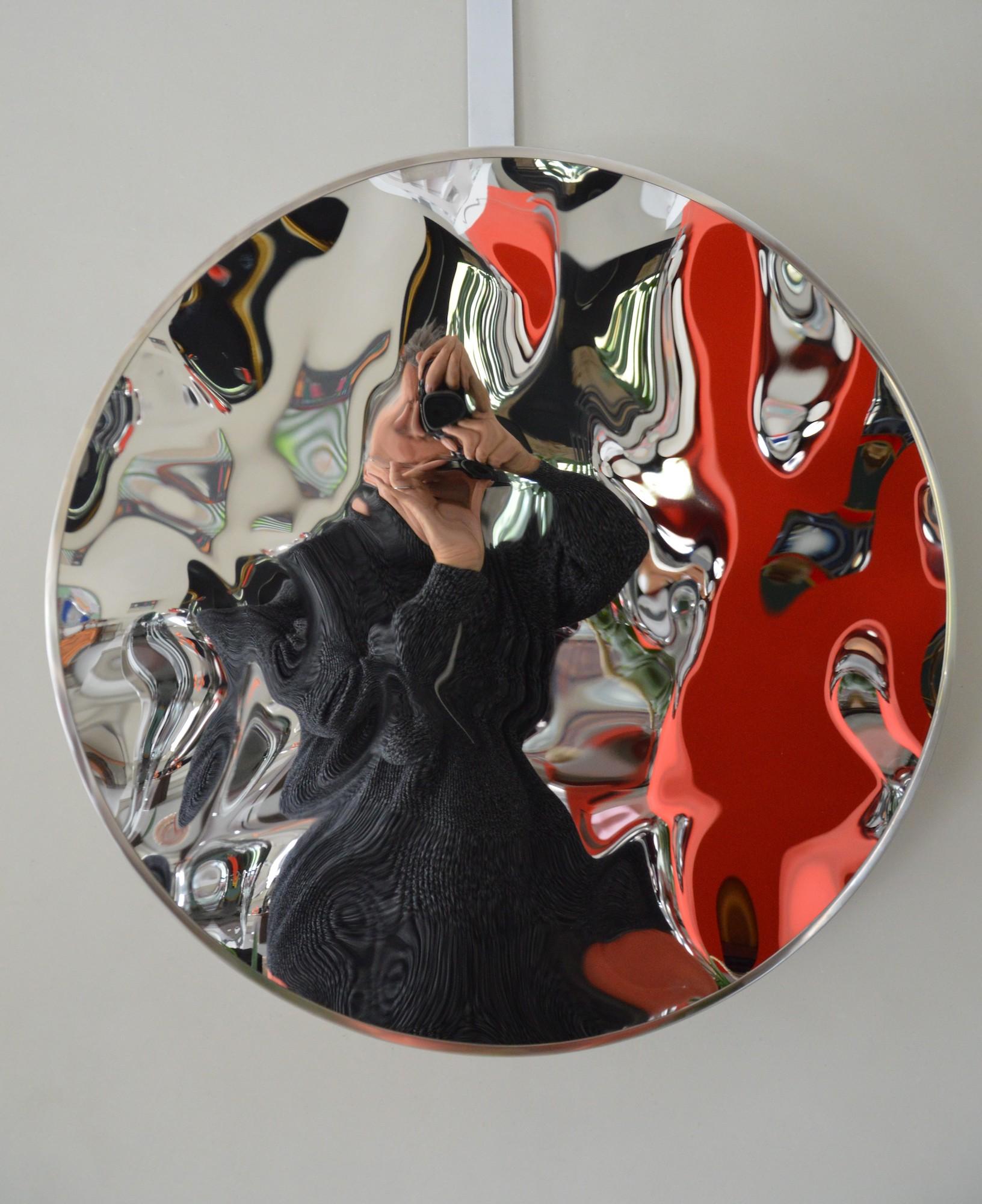 Miroir mural déformé III de Franck K - sculpture en acier inoxydable, reflet en vente 2