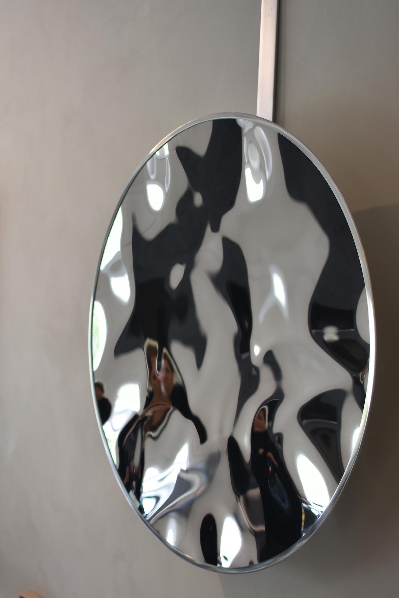Miroir mural déformé III de Franck K - sculpture en acier inoxydable, reflet en vente 3