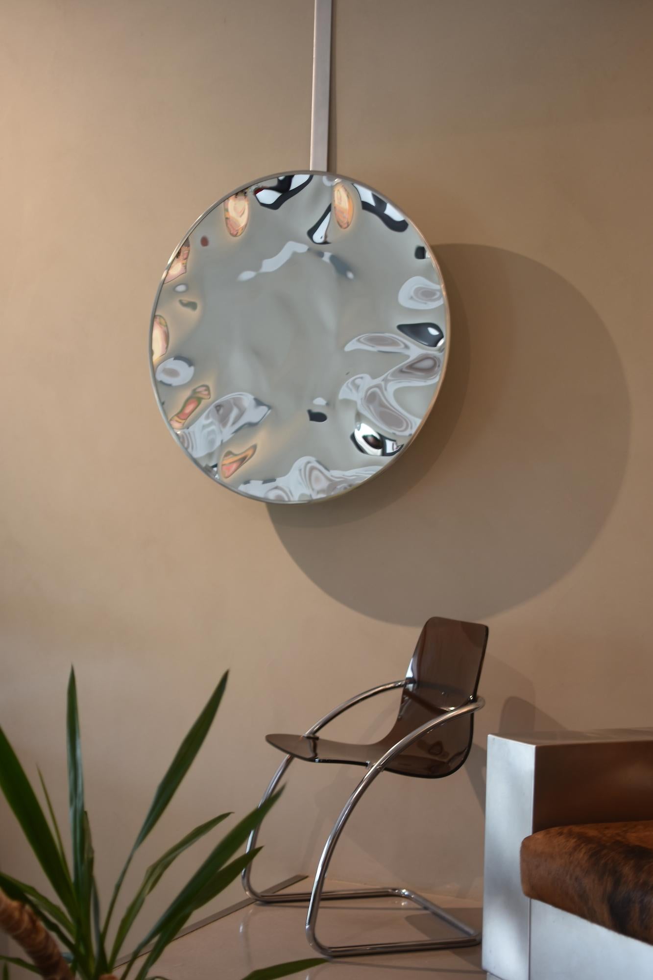 Miroir mural déformé III de Franck K - sculpture en acier inoxydable, reflet en vente 4