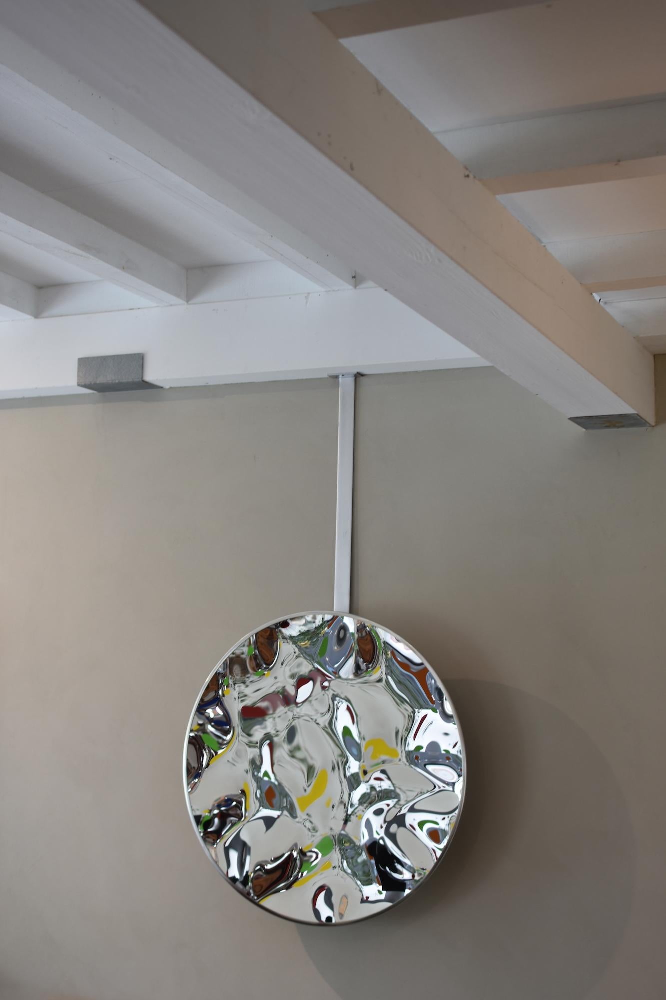 Miroir mural déformé III de Franck K - sculpture en acier inoxydable, reflet en vente 5