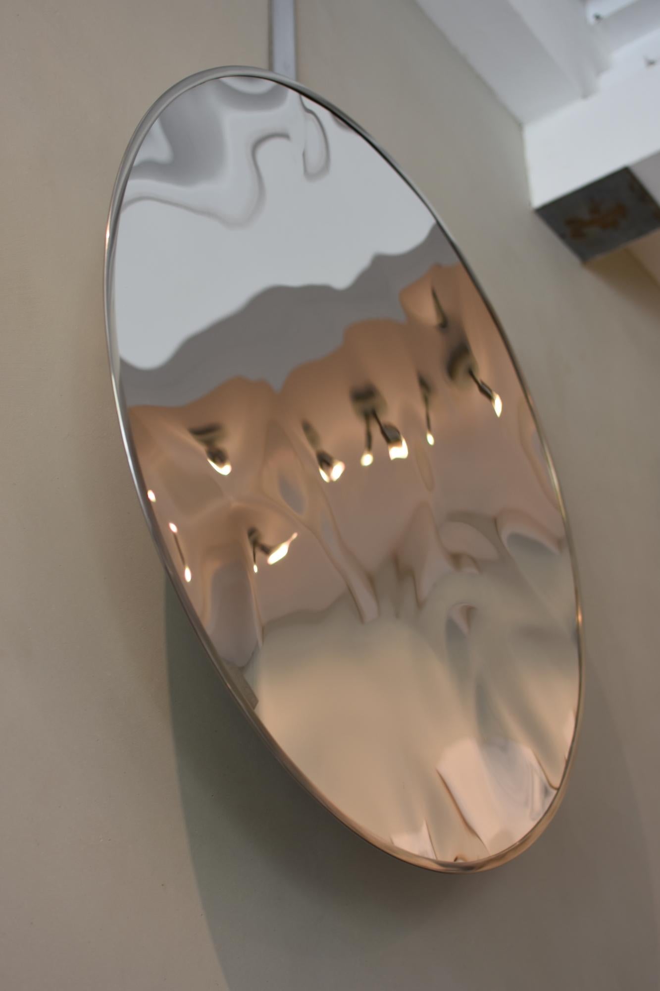 Miroir mural déformé III de Franck K - sculpture en acier inoxydable, reflet en vente 6
