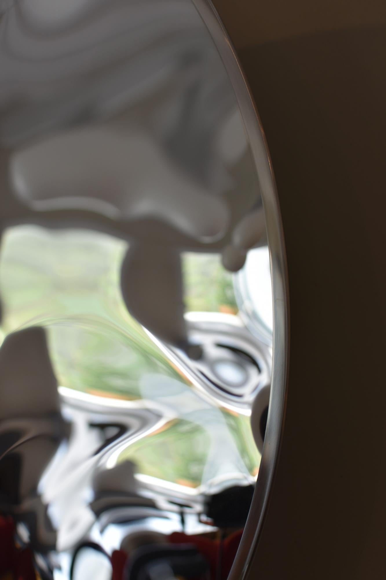 Miroir mural déformé III de Franck K - sculpture en acier inoxydable, reflet en vente 7
