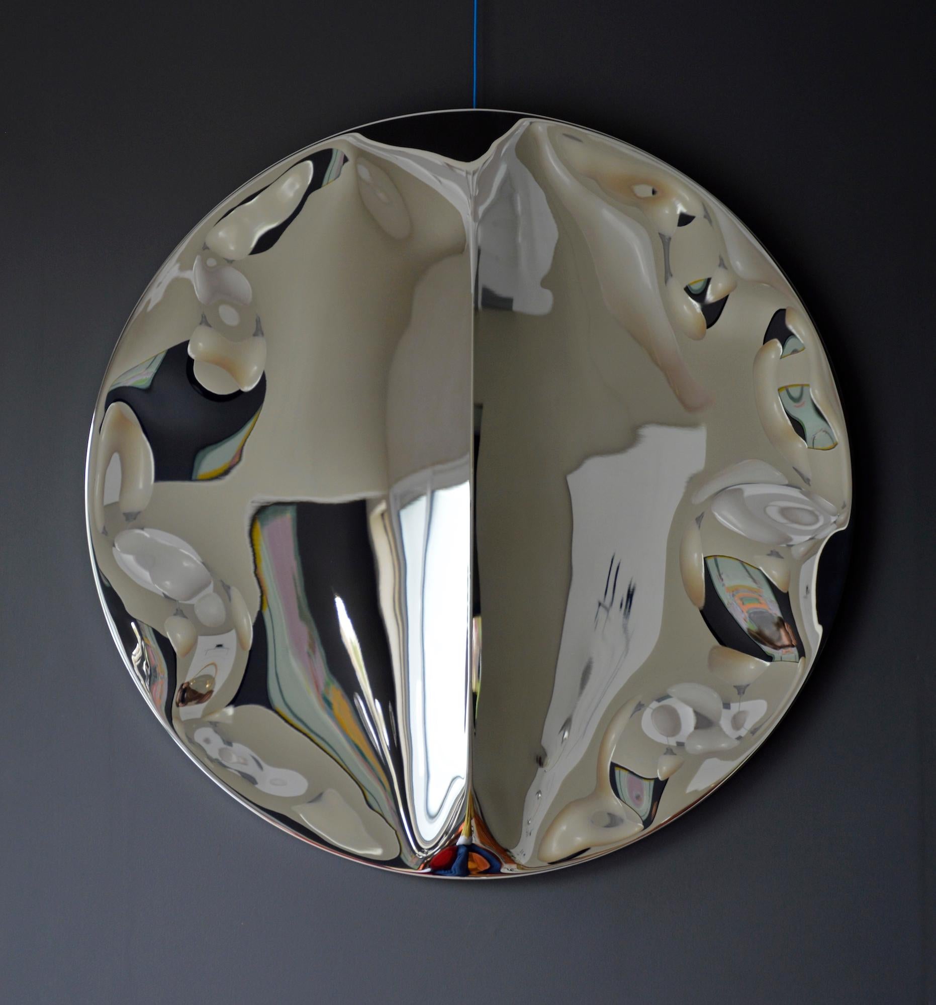 Le miroir mural "avec pli" I est une sculpture unique en acier inoxydable poli miroir de l'artiste contemporain Franck K, dont les dimensions sont 92 × 92 × 3 cm (36,2 × 36,2 × 1,2 in). 
La sculpture est signée et accompagnée d'un certificat