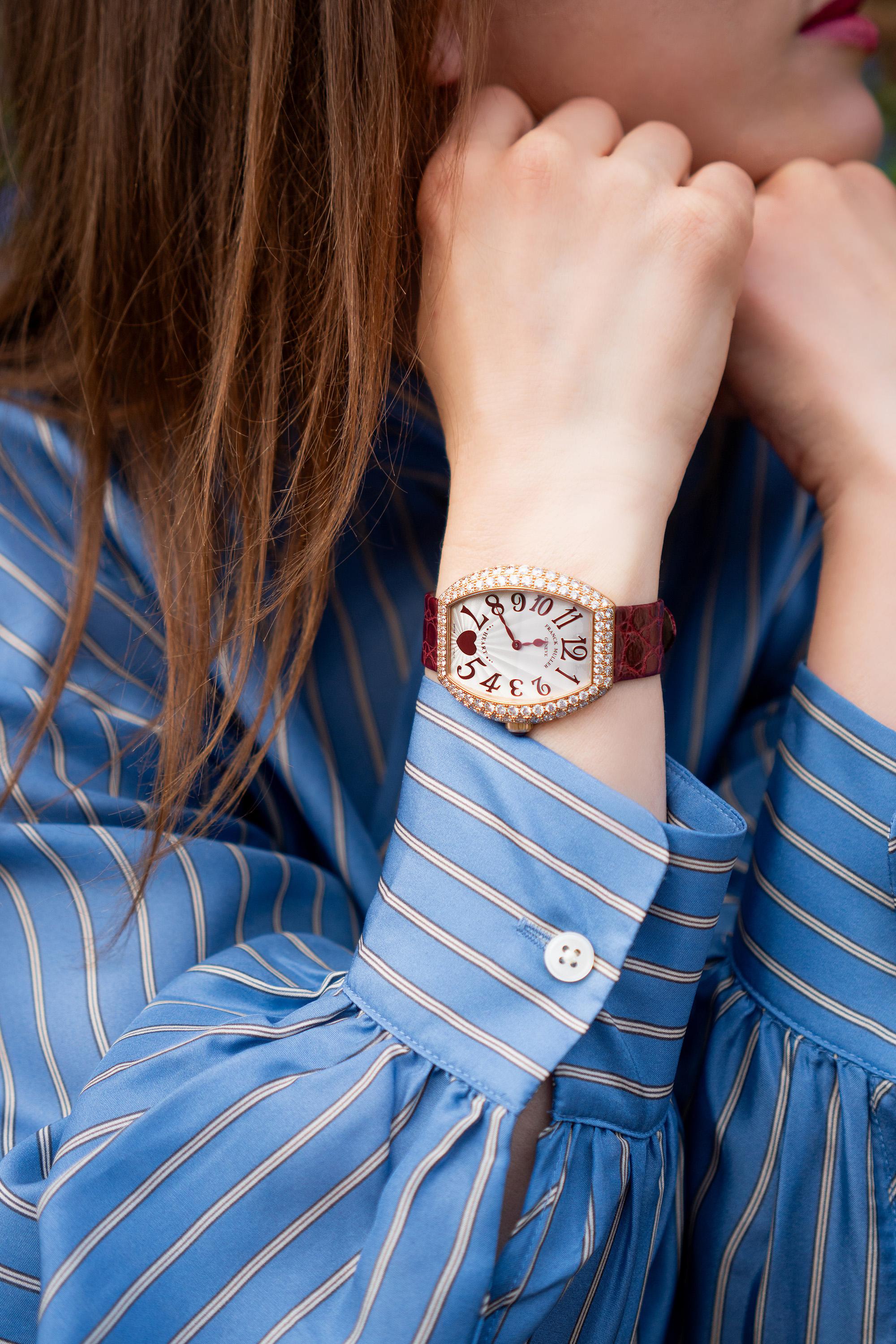 Franck Muller collection cœur en or rose 18kt montre-bracelet à quartz pour femme avec lunette sertie de diamants d'usine. 
La montre est dotée d'un cadran argenté rehaussé d'aiguilles et de chiffres arabes d'un rouge éclatant. 

Fabriquée en Suisse