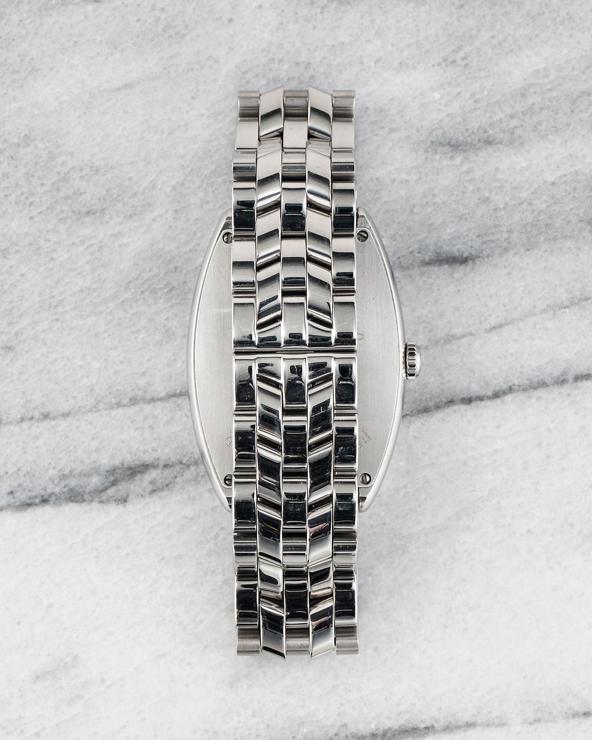 Aquí tienes un Casablanca vintage Franck Muller referencia 2852 automático con esfera de números arábigos salmón y brazalete de acero de los años 90. Mantiene la hora y es totalmente funcional. Las medidas incluyen una caja de acero de 32x45 mm.
