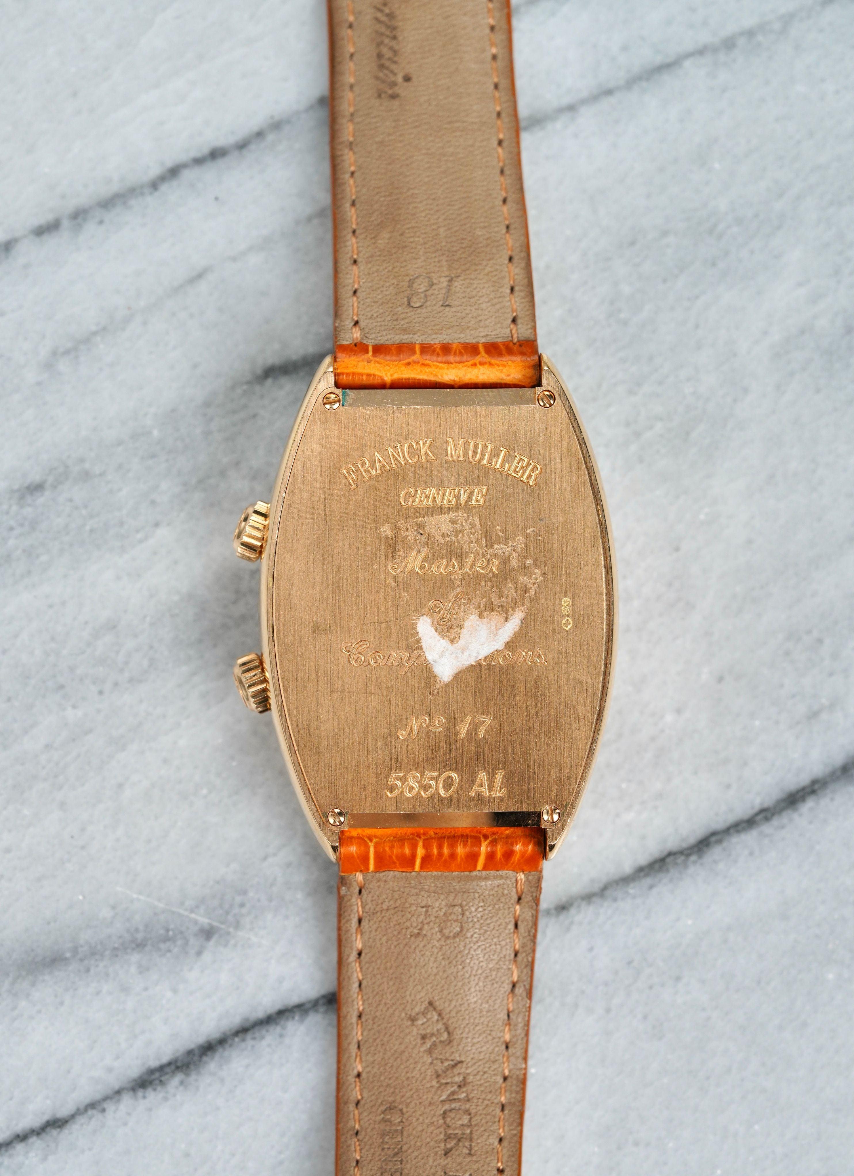 Hier ist eine Franck Muller Referenz 5850 Automatik mit einem schön geschwungenen tonneauförmigen Gehäuse aus Roségold und einem seltenen lachsfarbenen Zifferblatt aus den 2000er Jahren. Klassische explodierte Ziffern und signierte Krone.