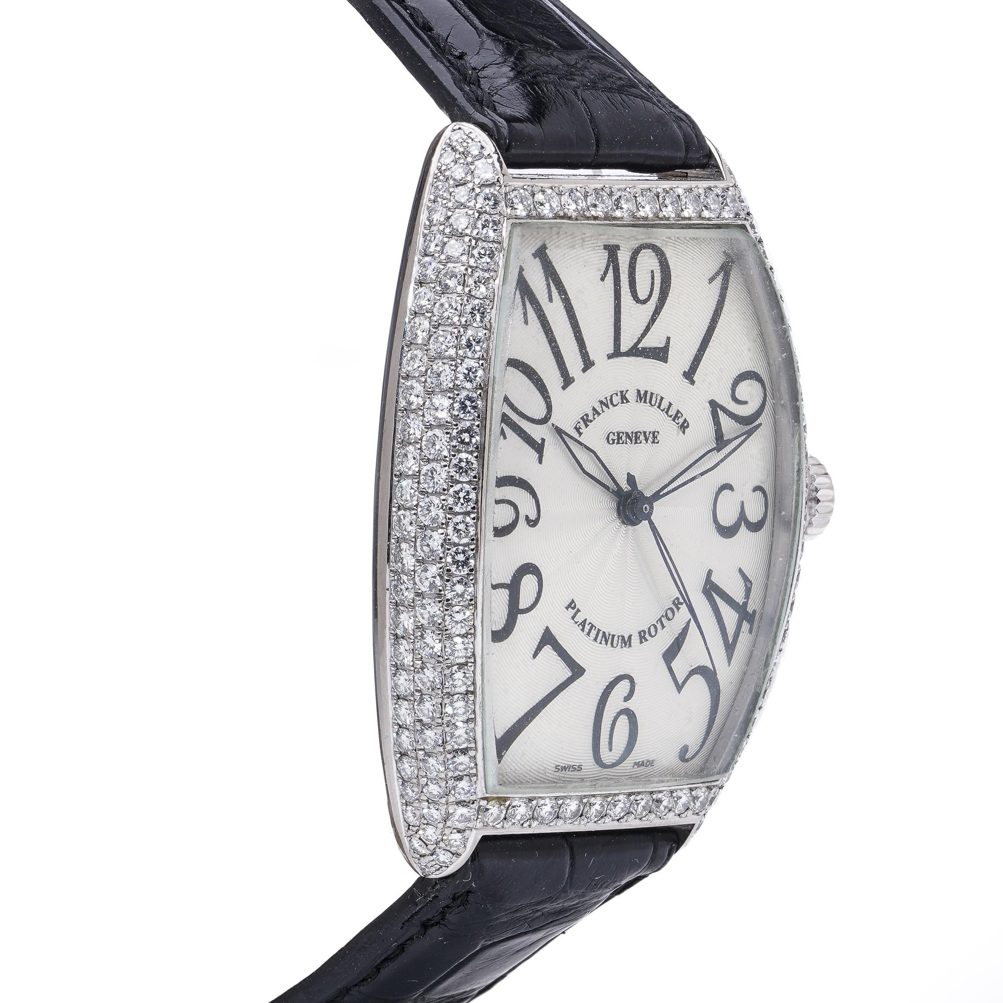 Franck Muller 6850 SC D - Or blanc 18kt avec lunette en diamant d'usine.

Réalisé en or blanc 18 carats, le boîtier de 30 mm de forme tonneau est orné d'une lunette en diamants sertis en usine et d'une boucle assortie en or 18 carats sertie de