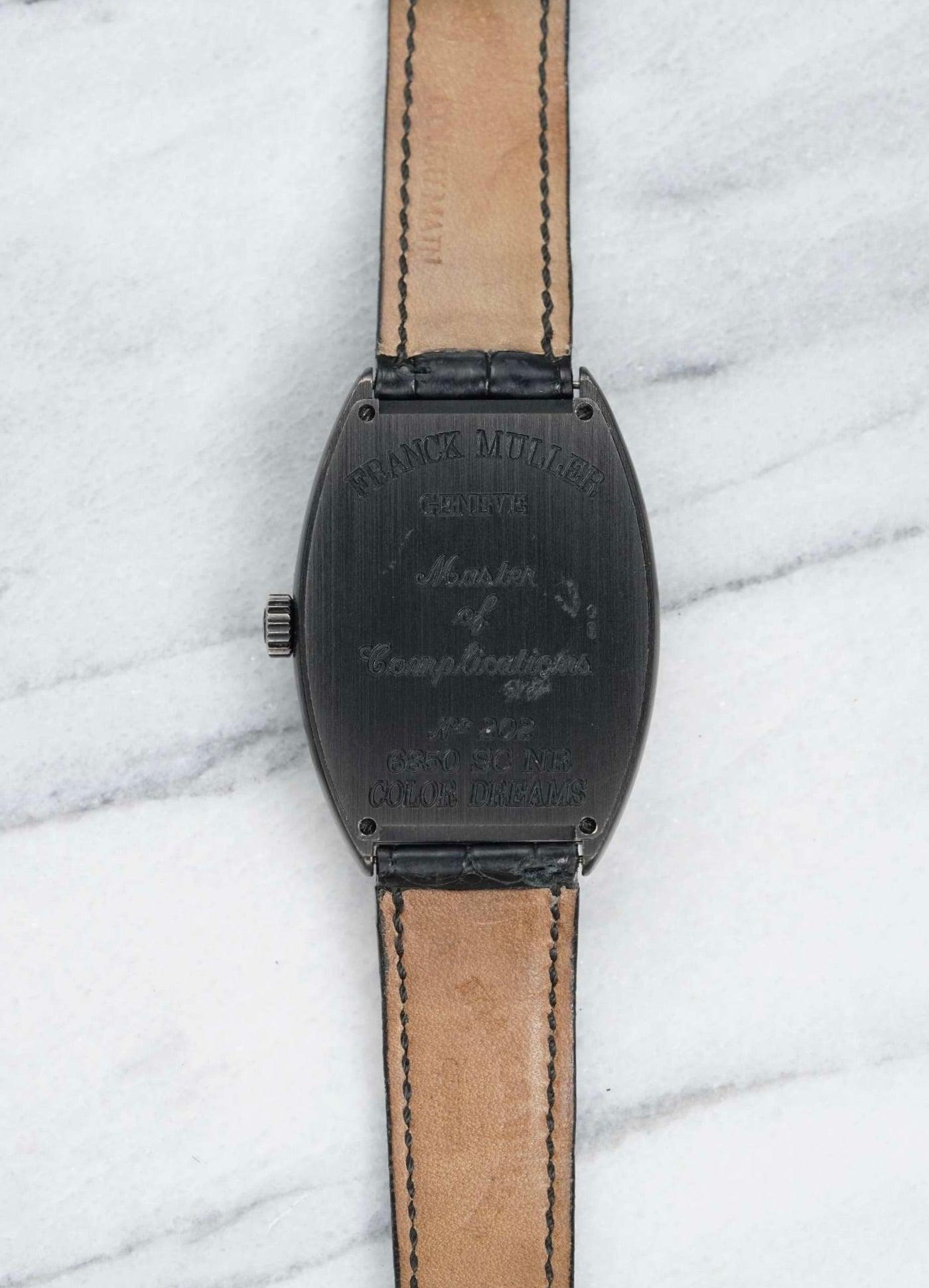 Hier ist eine Franck Muller Referenz 6850 Color Dreams Automatik mit einem eleganten PVD-beschichteten Tonneau-Gehäuse aus 18 Karat Weißgold aus den 2000er Jahren. Regenbogengehäuse mit arabischen Ziffern. Die Abmessungen umfassen ein 34x47 mm