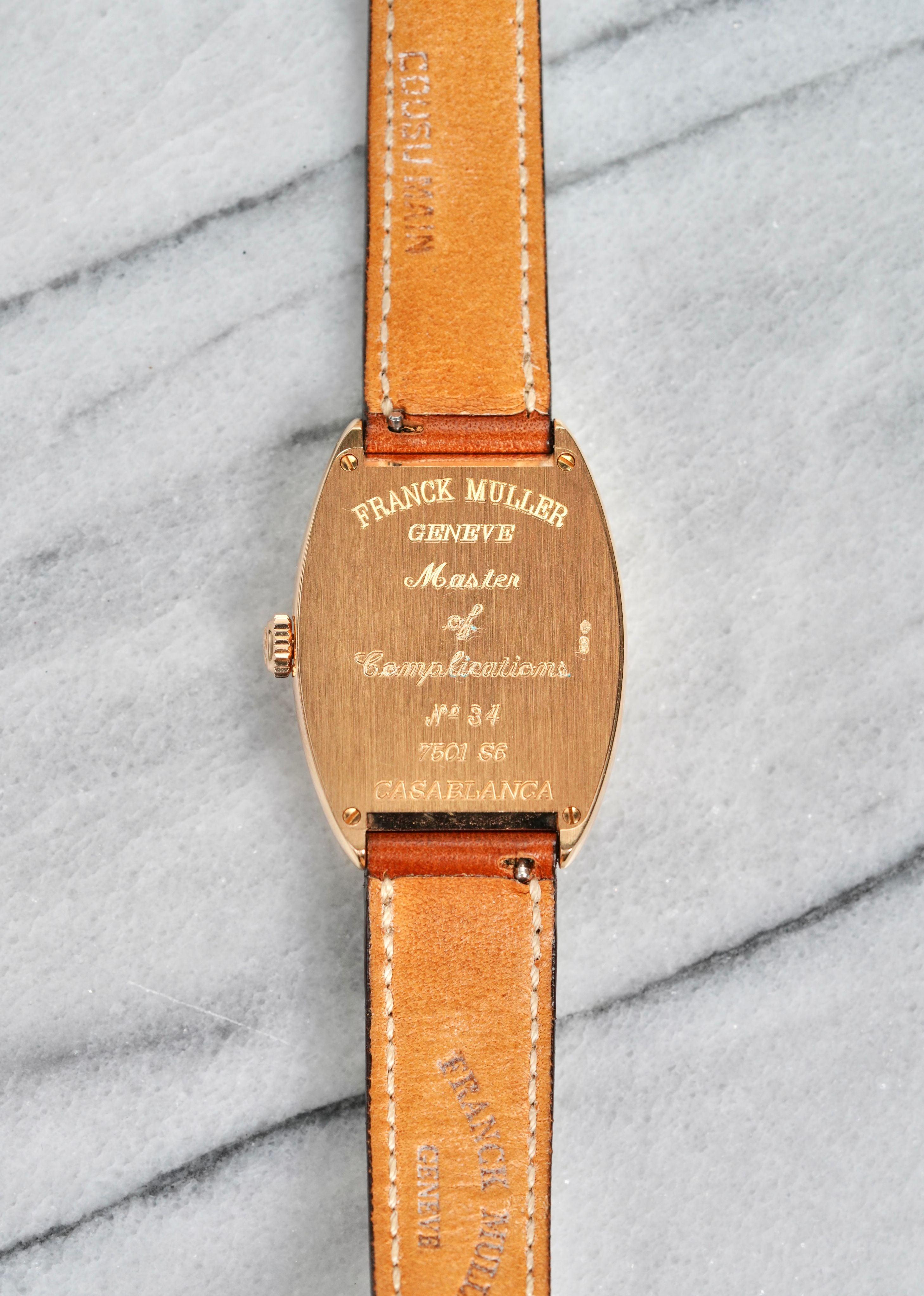 Aquí tienes un Franck Muller Casablanca referencia 7501 de cuerda manual con caja en forma de tonel de oro rosa y esfera salmón de la década de 2000. Las medidas incluyen un tamaño de caja de 29x39 mm. 16 mm de ancho de orejeta. Sub segundos a las 6