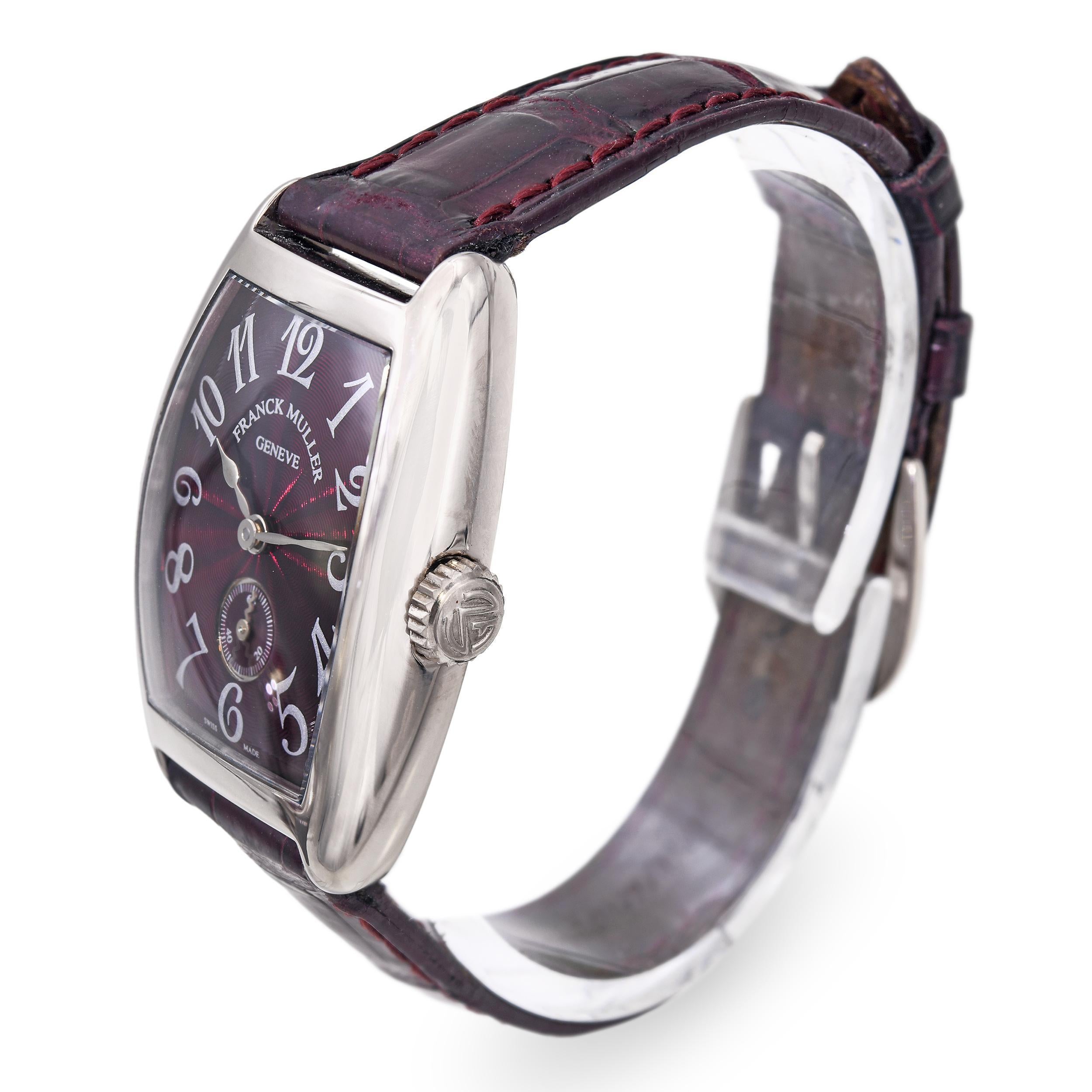 Diese Franck Muller Cintrée Curvex Ref. 1750 S6 ist aus luxuriösem 18-karätigem Weißgold gefertigt und zeigt das ikonische geschwungene Tonneau-Gehäuse der Marke, das für seine eleganten Art-déco-Linien bekannt ist. Sie wird von einem mechanischen