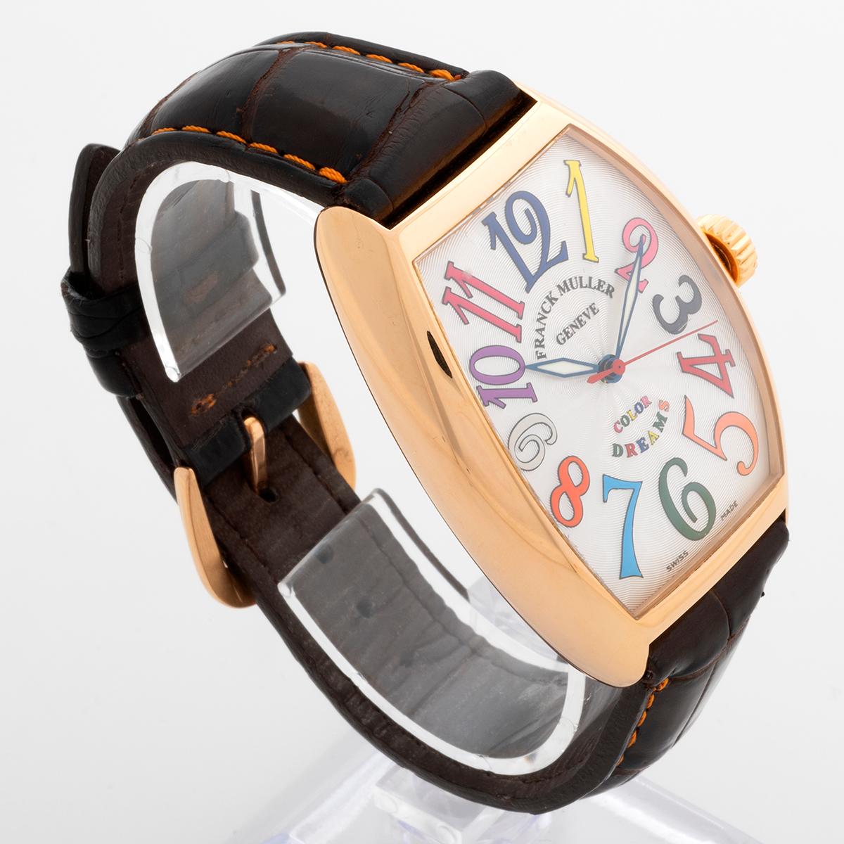 Die Franck Muller Cintree Curvex Colour Dreams , Referenz 7851SC, hat ein 38 mm x 48 mm (mit Krone, 35 mm x 48 mm ohne Krone) großes Gehäuse aus 18 Karat Roségold mit einem farbenfrohen Zifferblatt, das von einem Automatikwerk angetrieben wird. Dies